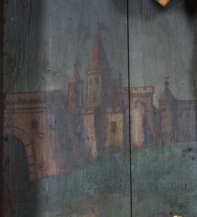 Zdjęcie nr 5: Ołtarz przyścienny, architektoniczny, jednoosiowy, jednokondygnacyjny. Ołtarz prostopadłościenny, skrzyniowy, mensa drewniana z kamiennym portatylem. Antepedium zdobione prostokątną płyciną o wklęsłych narożach, w której rzeźbiona uskrzydlona główka anielska. Retabulum ujęte parą kolumn, ustawionych na bazach. Trzony kolumn dekorowane w jednej trzeciej wysokości ornamentem okuciowym z rautami i kaboszonami, powyżej przewiązane opaską i zdobione w górnej części płaskorzeźbioną wicią winorośli. Powyżej kapiteli ustawione wazony wspierające wyłamane ponad nimi belkowanie z  trójkątnym, przerwanym przyczółkiem.  Pośrodku zwieńczenia pełnoplastyczna figura uskrzydlonego putta stojąca na kartuszu. Nastawa po bokach dekorowana ażurowymi, wąskimi uszakami formowanymi ze splotów z akantu i ornamentu rocaille'owego. Fryz zdobiony rzeźbioną wicią roślinną z rozetami. Pole środkowe w formie prostokątnej wnęki o wklęsłych górnych narożach, ujętej profilowaną ramą; wewnątrz rzeźbiony krucyfiks na malowanym tle Jerozolimy. Całość struktury ołtarza polichromowana w odcieniu jasnego beżu, detal architektoniczny, ornamentyka i profilowania złocone; pole kartusza i szata aniołka srebrzone.

