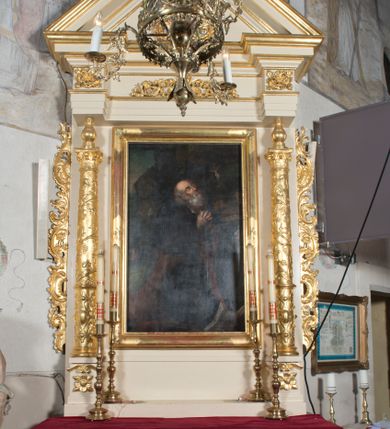 Zdjęcie nr 1: Ołtarz przyścienny, architektoniczny, jednoosiowy, jednokondygnacyjny. Ołtarz prostopadłościenny, skrzyniowy, mensa drewniana z kamiennym portatylem. Antepedium zdobione prostokątną płyciną o wklęsłych narożach, w której rzeźbiona uskrzydlona główka anielska. Retabulum ujęte parą kolumn, ustawionych na bazach. Trzony kolumn dekorowane w jednej trzeciej wysokości ornamentem okuciowym z rautami i kaboszonami, powyżej przewiązane opaską i zdobione w górnej części płaskorzeźbioną wicią winorośli. Powyżej kapiteli ustawione wazony wspierające wyłamane ponad nimi belkowanie z  trójkątnym, przerwanym przyczółkiem.  Pośrodku zwieńczenia pełnoplastyczna figura uskrzydlonego putta stojąca na kartuszu. Nastawa po bokach dekorowana ażurowymi, wąskimi uszakami formowanymi ze splotów z akantu i ornamentu rocaille'owego. Fryz zdobiony rzeźbioną wicią roślinną z rozetami. Pole środkowe w formie prostokątnej wnęki ujętej profilowaną ramą; wewnątrz obraz z przedstawieniem św. Idziego. Całość struktury ołtarza polichromowana w odcieniu jasnego beżu, detal architektoniczny, ornamentyka i profilowania złocone; pole kartusza i szata aniołka srebrzone.