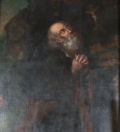 Zdjęcie nr 1: Obraz w kształcie stojącego prostokąta przedstawiający św. Idziego modlącego się przed krucyfiksem. Święty zwrócony trzy czwarte w prawo w pozycji klęczącej, ze złożonymi w geście modlitwy rękami, z delikatnie uniesioną do góry głową. Twarz o rysach starszego mężczyzny, z szerokim i haczykowatym nosem, wzrokiem skierowanym na krucyfiks, okolona bujną i siwą brodą oraz siwymi włosami. Święty ubrany jest w długą, ciemną szatę z czerwonym podbiciem, okrywającą całą sylwetkę. Przy prawym boku świętego siedzi łania, w oddali po lewej stronie widać niewielką postać w czerwonej tunice na koniu, a obok biegnącego psa. Krajobraz górski, wyrazisty z elementami bujnej roślinności. W prawym dolnym rogu obrazu widoczna jest sygnatura: „[...] J.[?] Kanty Danielski”. Rama drewniana profilowana i złocona, w narożach i na bocznych ramionach zdobiona pojedynczymi listkami stylizowanego akantu.