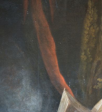 Zdjęcie nr 9: Obraz w kształcie stojącego prostokąta przedstawiający św. Idziego modlącego się przed krucyfiksem. Święty zwrócony trzy czwarte w prawo w pozycji klęczącej, ze złożonymi w geście modlitwy rękami, z delikatnie uniesioną do góry głową. Twarz o rysach starszego mężczyzny, z szerokim i haczykowatym nosem, wzrokiem skierowanym na krucyfiks, okolona bujną i siwą brodą oraz siwymi włosami. Święty ubrany jest w długą, ciemną szatę z czerwonym podbiciem, okrywającą całą sylwetkę. Przy prawym boku świętego siedzi łania, w oddali po lewej stronie widać niewielką postać w czerwonej tunice na koniu, a obok biegnącego psa. Krajobraz górski, wyrazisty z elementami bujnej roślinności. W prawym dolnym rogu obrazu widoczna jest sygnatura: „[...] J.[?] Kanty Danielski”. Rama drewniana profilowana i złocona, w narożach i na bocznych ramionach zdobiona pojedynczymi listkami stylizowanego akantu.