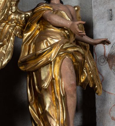 Zdjęcie nr 5: Nastawa ołtarzowa architektoniczna, jednoosiowa, jednokondygnacyjna ze zwieńczeniem z bramkami. Bramki z przejściami w formie stojącego prostokąta, zwieńczone fantazyjnym łukiem ujętym spływami wolutowymi, zakończonymi cokołami z figurami aniołów. Ołtarz kamienny w drewnianej obudowie z drewnianą mensą. Antepedium w formie leżącego prostokąta w profilowanej ramie, podzielone na pięć pól, w środkowym aplikowany monogram maryjny. Tabernakulum o wypukłej ścianie frontowej, ujęte w narożach ukośnie dostawionymi pilastrami o trzonach utworzonych z wolut. Drzwiczki w formie stojącego prostokąta zamkniętego łukiem wklęsło-wypukłym z uskokiem; w polu kielich z hostią w glorii. Tron wystawienia w formie zwężającego się ku górze cokołu o ściętych narożach, ujętych spływami wolutowymi. Z przodu owalny kartusz z monogramem IHS. Kondygnacja ustawiona na zdwojonym cokole, ujęta parą zwielokrotnionych pilastrów i parą kolumn wysuniętych do przodu o kapitelach kompozytowych, dźwigających imposty zwrócone do wewnątrz ołtarza oraz przerwany falisty przyczółek z siedzącą parą puttów. W polu środkowym profilowana rama w kształcie stojącego prostokąta z obrazem Matki Boskiej Częstochowskiej, na zasuwie obraz „Najświętsze Serce Jezusa”. Zwieńczenie w formie promienistej  glorii. W polu obłoki z otwartą księgą i uskrzydlonymi główkami anielskimi. Kondygnacja ujęta uszami utworzonymi z ażurowego ornamentu rocaille'owego z elementami wstęgi. Struktura polichromowana w kolorze beżowym, kolumny marmoryzowane w kolorze różowo-czerwonym, detale i ornamentyka złocone oraz srebrzone.