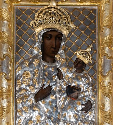 Zdjęcie nr 20: Nastawa ołtarzowa architektoniczna, jednoosiowa, jednokondygnacyjna ze zwieńczeniem z bramkami. Bramki z przejściami w formie stojącego prostokąta, zwieńczone fantazyjnym łukiem ujętym spływami wolutowymi, zakończonymi cokołami z figurami aniołów. Ołtarz kamienny w drewnianej obudowie z drewnianą mensą. Antepedium w formie leżącego prostokąta w profilowanej ramie, podzielone na pięć pól, w środkowym aplikowany monogram maryjny. Tabernakulum o wypukłej ścianie frontowej, ujęte w narożach ukośnie dostawionymi pilastrami o trzonach utworzonych z wolut. Drzwiczki w formie stojącego prostokąta zamkniętego łukiem wklęsło-wypukłym z uskokiem; w polu kielich z hostią w glorii. Tron wystawienia w formie zwężającego się ku górze cokołu o ściętych narożach, ujętych spływami wolutowymi. Z przodu owalny kartusz z monogramem IHS. Kondygnacja ustawiona na zdwojonym cokole, ujęta parą zwielokrotnionych pilastrów i parą kolumn wysuniętych do przodu o kapitelach kompozytowych, dźwigających imposty zwrócone do wewnątrz ołtarza oraz przerwany falisty przyczółek z siedzącą parą puttów. W polu środkowym profilowana rama w kształcie stojącego prostokąta z obrazem Matki Boskiej Częstochowskiej, na zasuwie obraz „Najświętsze Serce Jezusa”. Zwieńczenie w formie promienistej  glorii. W polu obłoki z otwartą księgą i uskrzydlonymi główkami anielskimi. Kondygnacja ujęta uszami utworzonymi z ażurowego ornamentu rocaille'owego z elementami wstęgi. Struktura polichromowana w kolorze beżowym, kolumny marmoryzowane w kolorze różowo-czerwonym, detale i ornamentyka złocone oraz srebrzone.