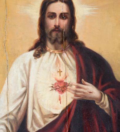 Zdjęcie nr 2: Obraz w kształcie stojącego prostokąta. W centrum kompozycji ukazany Chrystus w półpostaci, frontalnie, z lewą ręką wskazującą na gorejące na piersi serce, prawą spuszczoną w dół. Ubrany w długą, białą suknię z długimi rękawami, u szyi obwiedzioną złotą lamówką oraz czerwony płaszcz, założony na lewe ramię. Na piersi Chrystusa gorejące serce na tle promienistej glorii, z zatkniętym u szczytu małym krzyżykiem, oplecione koroną cierniową. Twarz podłużna z długim i wąskim nosem, małymi oczami, ze wzrokiem skierowanym na wprost, okolona krótką brodą, rozdzieloną na dwa pukle oraz długimi włosami, z przedziałkiem pośrodku, spływającymi długimi puklami na ramiona i plecy. Wokół głowy Chrystusa nimb krzyżowy.
