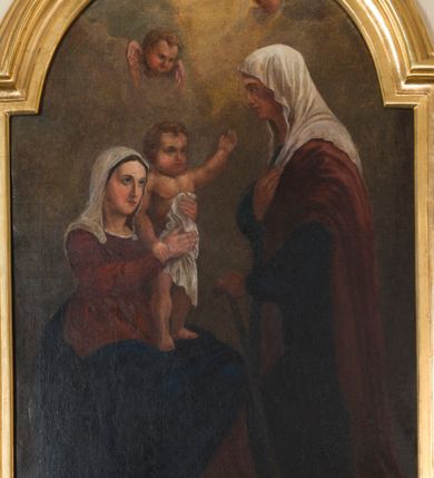 Zdjęcie nr 4: Ołtarz architektoniczny, przyścienny, jednoosiowy, jednokondygnacyjny, ze zwieńczeniem. Ołtarz drewniany, prostopadłościenny. Antepedium w kształcie leżącego prostokąta, ujęte profilowaną ramą, w polu płaskorzeźbiony grecki krzyżyk, a w narożach stylizowane wici akantu. W część cokołową wbudowane tabernakulum, z drzwiczkami ozdobionymi płaskorzeźbionym kielichem z hostią. Nastawa ustawiona na wysokim cokole, ujęta kolumnami o gładkich, posrebrzanych trzonach, z głowicami kompozytowymi, które podtrzymują silnie wysunięte do przodu wyłamane belkowanie ze wspólnym, bogato profilowanym, wysuniętym do przodu gzymsem. Na osi kolumn ponad gzymsem wolutowe przyczółki, na których siedzą uskrzydlone putta. W polu środkowym obraz w kształcie stojącego prostokąta, zamknięty łukiem nadwieszonym, ujęty w profilowaną ramę z przedstawieniem św. Anny Samotrzeć. Z przodu na tle kolumn ustawione dwie wolnostojące figury aniołów o złoconych skrzydłach i szatach. Po zewnętrznych stronach kolumn, na konsolach usadowione figury św. Józefa (po lewej) oraz św. Joachima (po prawej). Kondygnacja ujęta uszami ze stylizowanego ornamentu akantowego. 
Zwieńczenie flankowane półkolumnami o kompozytowych kapitelach podtrzymujących profilowany gzyms przybierający kształt dwóch stykających się wolut, zwieńczony muszlą palmetową i krzyżem. W polu zwieńczenia ażurowy prześwit w kształcie prostokąta o uskokowo i ćwierćkoliście ściętych narożach, wypełniony okiem Opatrzności na tle promienistej glorii. Struktura polichromowana w kolorze jasnego beżu, ornamentyka oraz detale złocone i srebrzone.