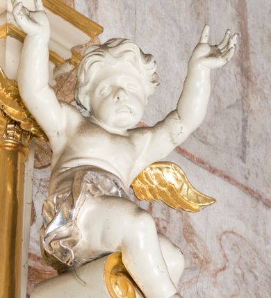 Zdjęcie nr 8: Ołtarz architektoniczny, przyścienny, jednoosiowy, jednokondygnacyjny, ze zwieńczeniem. Ołtarz drewniany, prostopadłościenny. Antepedium w kształcie leżącego prostokąta, ujęte profilowaną ramą, w polu płaskorzeźbiony grecki krzyżyk, a w narożach stylizowane wici akantu. W część cokołową wbudowane tabernakulum, z drzwiczkami ozdobionymi płaskorzeźbionym kielichem z hostią. Nastawa ustawiona na wysokim cokole, ujęta kolumnami o gładkich, posrebrzanych trzonach, z głowicami kompozytowymi, które podtrzymują silnie wysunięte do przodu wyłamane belkowanie ze wspólnym, bogato profilowanym, wysuniętym do przodu gzymsem. Na osi kolumn ponad gzymsem wolutowe przyczółki, na których siedzą uskrzydlone putta. W polu środkowym obraz w kształcie stojącego prostokąta, zamknięty łukiem nadwieszonym, ujęty w profilowaną ramę z przedstawieniem św. Anny Samotrzeć. Z przodu na tle kolumn ustawione dwie wolnostojące figury aniołów o złoconych skrzydłach i szatach. Po zewnętrznych stronach kolumn, na konsolach usadowione figury św. Józefa (po lewej) oraz św. Joachima (po prawej). Kondygnacja ujęta uszami ze stylizowanego ornamentu akantowego. 
Zwieńczenie flankowane półkolumnami o kompozytowych kapitelach podtrzymujących profilowany gzyms przybierający kształt dwóch stykających się wolut, zwieńczony muszlą palmetową i krzyżem. W polu zwieńczenia ażurowy prześwit w kształcie prostokąta o uskokowo i ćwierćkoliście ściętych narożach, wypełniony okiem Opatrzności na tle promienistej glorii. Struktura polichromowana w kolorze jasnego beżu, ornamentyka oraz detale złocone i srebrzone.