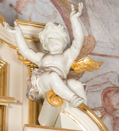 Zdjęcie nr 7: Ołtarz architektoniczny, przyścienny, jednoosiowy, jednokondygnacyjny, ze zwieńczeniem. Ołtarz drewniany, prostopadłościenny. Antepedium w kształcie leżącego prostokąta, ujęte profilowaną ramą, w polu płaskorzeźbiony grecki krzyżyk, a w narożach stylizowane wici akantu. W część cokołową wbudowane tabernakulum, z drzwiczkami ozdobionymi płaskorzeźbionym kielichem z hostią. Nastawa ustawiona na wysokim cokole, ujęta kolumnami o gładkich, posrebrzanych trzonach, z głowicami kompozytowymi, które podtrzymują silnie wysunięte do przodu wyłamane belkowanie ze wspólnym, bogato profilowanym, wysuniętym do przodu gzymsem. Na osi kolumn ponad gzymsem wolutowe przyczółki, na których siedzą uskrzydlone putta. W polu środkowym obraz w kształcie stojącego prostokąta, zamknięty łukiem nadwieszonym, ujęty w profilowaną ramę z przedstawieniem św. Anny Samotrzeć. Z przodu na tle kolumn ustawione dwie wolnostojące figury aniołów o złoconych skrzydłach i szatach. Po zewnętrznych stronach kolumn, na konsolach usadowione figury św. Józefa (po lewej) oraz św. Joachima (po prawej). Kondygnacja ujęta uszami ze stylizowanego ornamentu akantowego. 
Zwieńczenie flankowane półkolumnami o kompozytowych kapitelach podtrzymujących profilowany gzyms przybierający kształt dwóch stykających się wolut, zwieńczony muszlą palmetową i krzyżem. W polu zwieńczenia ażurowy prześwit w kształcie prostokąta o uskokowo i ćwierćkoliście ściętych narożach, wypełniony okiem Opatrzności na tle promienistej glorii. Struktura polichromowana w kolorze jasnego beżu, ornamentyka oraz detale złocone i srebrzone.