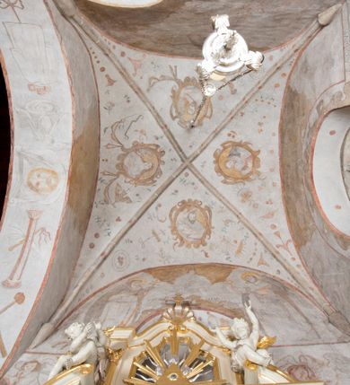 Zdjęcie nr 10: Ołtarz architektoniczny, przyścienny, jednoosiowy, jednokondygnacyjny, ze zwieńczeniem. Ołtarz drewniany, prostopadłościenny. Antepedium w kształcie leżącego prostokąta, ujęte profilowaną ramą, w polu płaskorzeźbiony grecki krzyżyk, a w narożach stylizowane wici akantu. W część cokołową wbudowane tabernakulum, z drzwiczkami ozdobionymi płaskorzeźbionym kielichem z hostią. Nastawa ustawiona na wysokim cokole, ujęta kolumnami o gładkich, posrebrzanych trzonach, z głowicami kompozytowymi, które podtrzymują silnie wysunięte do przodu wyłamane belkowanie ze wspólnym, bogato profilowanym, wysuniętym do przodu gzymsem. Na osi kolumn ponad gzymsem wolutowe przyczółki, na których siedzą uskrzydlone putta. W polu środkowym obraz w kształcie stojącego prostokąta, zamknięty łukiem nadwieszonym, ujęty w profilowaną ramę z przedstawieniem św. Anny Samotrzeć. Z przodu na tle kolumn ustawione dwie wolnostojące figury aniołów o złoconych skrzydłach i szatach. Po zewnętrznych stronach kolumn, na konsolach usadowione figury św. Józefa (po lewej) oraz św. Joachima (po prawej). Kondygnacja ujęta uszami ze stylizowanego ornamentu akantowego. 
Zwieńczenie flankowane półkolumnami o kompozytowych kapitelach podtrzymujących profilowany gzyms przybierający kształt dwóch stykających się wolut, zwieńczony muszlą palmetową i krzyżem. W polu zwieńczenia ażurowy prześwit w kształcie prostokąta o uskokowo i ćwierćkoliście ściętych narożach, wypełniony okiem Opatrzności na tle promienistej glorii. Struktura polichromowana w kolorze jasnego beżu, ornamentyka oraz detale złocone i srebrzone.