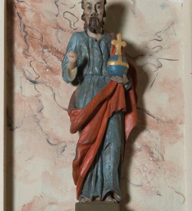 Zdjęcie nr 4: Ambona przyścienna, wisząca, z dostępem schodkami z lewej strony. Podwieszenie ośmioboczne, zwężające się ku dołowi, zakończone trzema spiętymi kabłąkami. Kosz na planie ośmioboku ze ściankami oddzielonymi półkolumnami, pomiędzy którymi płyciny w formie stojącego prostokąta zamkniętego łukiem nadwieszonym. W polach płycin, na cokołach ustawione figury ewangelistów i Chrystusa Salwatora. Od lewej: św. Jan, św. Marek, św. Łukasz i Chrystus Salwator. Ewangeliści z księgami w dłoniach, Chrystus z jabłkiem królewskim. Ubrani są w długie suknie i płaszcze przewieszone przez jedno ramię. Parapet w formie niepełnego belkowania z wyłamanym gzymsem Schody jednobiegowe, ośmiostopniowe z balustradą o tralkach w kształcie skręconych kolumn. Ambona polichromowana na beżowo, ze złoconymi i srebrzonymi detalami. Tło płycin zdobione imitacją marmoryzacji.