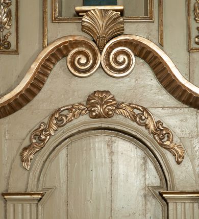 Zdjęcie nr 5: Ołtarz architektoniczny, jednokondygnacyjny, trójosiowy, ze zwieńczeniem. Ołtarz prostopadłościenny, z drewnianą mensą. Antepedium w formie haftowanej tkaniny zdobionej po środku motywem zwieńczonego krzyżem monogramu maryjnego z koroną, ujętego dwunastoma gwiazdami, natomiast w dolnych narożach gałązkami z kwiatami białych lilii.  Tabernakulum z tronem wystawienia w formie jednokondygnacyjnej, trójosiowej bryły architektonicznej, osadzonej na wysokim cokole. Tabernakulum wbudowane w osi środkowej cokołu, drzwiczki prostokątne, zdobione płaskorzeźbionym motywem kielicha eucharystycznego. Flankowane po skrajnych bokach parą pilastrów osie boczne całej struktury są wklęsłe i cofnięte względem osi środkowej ujętej parą kolumienek. Podpory wspierają wyłamujące się ponad nimi belkowanie z gzymsem po środku w formie łuku koszowego. Część środkowa w formie niszy zamkniętej motywem konchy. W zwieńczeniu figurka baranka paschalnego ujętego promienistą glorią, ukazanego na owalnej podstawie osadzonej na 4 wolutowych kabłąkach. Po bokach para figur adorujących aniołów. Cokół zdobiony motywami uskrzydlonych główek anielskich, rocaille’i oraz gałązek z kiściami winnej latorośli. Pola osi bocznych wypełnia para podwieszeń w formie gałązek różanych, partie fryzu pojedyncze rozetki. Struktura tabernakulum i tronu wystawienia jest złocona i srebrzona.   Retabulum osadzone na zdwojonym, zryzalitowanym uskokowo po bokach cokole. Część środkowa ujęta dwoma parami kolumn – wewnętrzne ustawione na tle pary pilastrów, zewnętrzne na tle pary filarów. Podpory dźwigają wyłamujące się ponad nimi belkowanie przerwane w partii architrawu i fryzu. Zwieńczenie ujęte parą spływów wolutowych, zamknięte parą stykających się wolut. Po bokach przerwany, wolutowy przyczółek. W dolnych polach osi bocznych retabulum para półkoliście zamkniętych bramek, ujętych prostą arkadą. Pola osi oddzielone parami stykających się wolut zwieńczonych konchą. W górnej strefie para płytkich niszy zamkniętych półkolistymi łukami nadwieszonymi i dodatkowo ujęta prostym, trójkątnie zamkniętym obramieniem. Osie zwieńczone trzema fragmentami gzymsu oddzielonymi parami wklęsłości.  Pola cokołu osi środkowej retabulum wypełnione ornamentyką roślinną. Część środkowa ujęta parą ażurowych, ornamentalnych  uszaków. Po bokach pola para zwisów w postaci gałązek różanych, w górnych narożach para rozetek. Pola fryzu zdobione rozetami. Pole zwieńczenia w górnej partii dekorowane parą ulistnionych gałązek, po bokach parą kampanuli, dołem w narożach para dużych rozet, pośrodku wić roślinna. Na spływach wolutowych para płomienistych wazonów, a na przyczółku para figur aniołów. Nadłucza bramek osi bocznych zdobione ornamentem roślinnym, nisze ujęte parą stylizowanych kandelabrów, wyżej para rombów z rozetami, pośrodku gwiazda. Na gzymsach wieńczących płomieniste wazony. W polu środkowym obraz w kształcie stojącego prostokąta zamkniętego odcinkowym łukiem nadwieszonym z uskokami, z wizerunkiem Madonny z Dzieciątkiem. W zwieńczeniu obraz w kształcie stojącego prostokąta zamkniętego odcinkowym łukiem nadwieszonym z uskokami, z wizerunkiem Chrystusa Króla. Nisze osi bocznych wypełniają figury, po prawej stronie św. Barbary, po lewej nieznanej świętej. Struktura w kolorze beżowym, detal architektoniczny i ornamentyka złocone.     