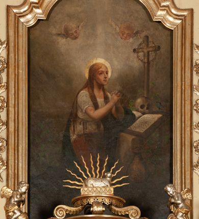 Zdjęcie nr 22: Ołtarz architektoniczny, jednokondygnacyjny, trójosiowy, ze zwieńczeniem. Ołtarz prostopadłościenny, z drewnianą mensą. Antepedium w formie haftowanej tkaniny zdobionej po środku motywem zwieńczonego krzyżem monogramu maryjnego z koroną, ujętego dwunastoma gwiazdami, natomiast w dolnych narożach gałązkami z kwiatami białych lilii.  Tabernakulum z tronem wystawienia w formie jednokondygnacyjnej, trójosiowej bryły architektonicznej, osadzonej na wysokim cokole. Tabernakulum wbudowane w osi środkowej cokołu, drzwiczki prostokątne, zdobione płaskorzeźbionym motywem kielicha eucharystycznego. Flankowane po skrajnych bokach parą pilastrów osie boczne całej struktury są wklęsłe i cofnięte względem osi środkowej ujętej parą kolumienek. Podpory wspierają wyłamujące się ponad nimi belkowanie z gzymsem po środku w formie łuku koszowego. Część środkowa w formie niszy zamkniętej motywem konchy. W zwieńczeniu figurka baranka paschalnego ujętego promienistą glorią, ukazanego na owalnej podstawie osadzonej na 4 wolutowych kabłąkach. Po bokach para figur adorujących aniołów. Cokół zdobiony motywami uskrzydlonych główek anielskich, rocaille’i oraz gałązek z kiściami winnej latorośli. Pola osi bocznych wypełnia para podwieszeń w formie gałązek różanych, partie fryzu pojedyncze rozetki. Struktura tabernakulum i tronu wystawienia jest złocona i srebrzona.   Retabulum osadzone na zdwojonym, zryzalitowanym uskokowo po bokach cokole. Część środkowa ujęta dwoma parami kolumn – wewnętrzne ustawione na tle pary pilastrów, zewnętrzne na tle pary filarów. Podpory dźwigają wyłamujące się ponad nimi belkowanie przerwane w partii architrawu i fryzu. Zwieńczenie ujęte parą spływów wolutowych, zamknięte parą stykających się wolut. Po bokach przerwany, wolutowy przyczółek. W dolnych polach osi bocznych retabulum para półkoliście zamkniętych bramek, ujętych prostą arkadą. Pola osi oddzielone parami stykających się wolut zwieńczonych konchą. W górnej strefie para płytkich niszy zamkniętych półkolistymi łukami nadwieszonymi i dodatkowo ujęta prostym, trójkątnie zamkniętym obramieniem. Osie zwieńczone trzema fragmentami gzymsu oddzielonymi parami wklęsłości.  Pola cokołu osi środkowej retabulum wypełnione ornamentyką roślinną. Część środkowa ujęta parą ażurowych, ornamentalnych  uszaków. Po bokach pola para zwisów w postaci gałązek różanych, w górnych narożach para rozetek. Pola fryzu zdobione rozetami. Pole zwieńczenia w górnej partii dekorowane parą ulistnionych gałązek, po bokach parą kampanuli, dołem w narożach para dużych rozet, pośrodku wić roślinna. Na spływach wolutowych para płomienistych wazonów, a na przyczółku para figur aniołów. Nadłucza bramek osi bocznych zdobione ornamentem roślinnym, nisze ujęte parą stylizowanych kandelabrów, wyżej para rombów z rozetami, pośrodku gwiazda. Na gzymsach wieńczących płomieniste wazony. W polu środkowym obraz w kształcie stojącego prostokąta zamkniętego odcinkowym łukiem nadwieszonym z uskokami, z wizerunkiem Madonny z Dzieciątkiem. W zwieńczeniu obraz w kształcie stojącego prostokąta zamkniętego odcinkowym łukiem nadwieszonym z uskokami, z wizerunkiem Chrystusa Króla. Nisze osi bocznych wypełniają figury, po prawej stronie św. Barbary, po lewej nieznanej świętej. Struktura w kolorze beżowym, detal architektoniczny i ornamentyka złocone.     