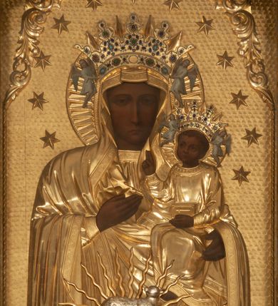 Zdjęcie nr 18: Ołtarz architektoniczny, jednokondygnacyjny, trójosiowy, ze zwieńczeniem. Ołtarz prostopadłościenny, z drewnianą mensą. Antepedium w formie haftowanej tkaniny zdobionej po środku motywem zwieńczonego krzyżem monogramu maryjnego z koroną, ujętego dwunastoma gwiazdami, natomiast w dolnych narożach gałązkami z kwiatami białych lilii.  Tabernakulum z tronem wystawienia w formie jednokondygnacyjnej, trójosiowej bryły architektonicznej, osadzonej na wysokim cokole. Tabernakulum wbudowane w osi środkowej cokołu, drzwiczki prostokątne, zdobione płaskorzeźbionym motywem kielicha eucharystycznego. Flankowane po skrajnych bokach parą pilastrów osie boczne całej struktury są wklęsłe i cofnięte względem osi środkowej ujętej parą kolumienek. Podpory wspierają wyłamujące się ponad nimi belkowanie z gzymsem po środku w formie łuku koszowego. Część środkowa w formie niszy zamkniętej motywem konchy. W zwieńczeniu figurka baranka paschalnego ujętego promienistą glorią, ukazanego na owalnej podstawie osadzonej na 4 wolutowych kabłąkach. Po bokach para figur adorujących aniołów. Cokół zdobiony motywami uskrzydlonych główek anielskich, rocaille’i oraz gałązek z kiściami winnej latorośli. Pola osi bocznych wypełnia para podwieszeń w formie gałązek różanych, partie fryzu pojedyncze rozetki. Struktura tabernakulum i tronu wystawienia jest złocona i srebrzona.   Retabulum osadzone na zdwojonym, zryzalitowanym uskokowo po bokach cokole. Część środkowa ujęta dwoma parami kolumn – wewnętrzne ustawione na tle pary pilastrów, zewnętrzne na tle pary filarów. Podpory dźwigają wyłamujące się ponad nimi belkowanie przerwane w partii architrawu i fryzu. Zwieńczenie ujęte parą spływów wolutowych, zamknięte parą stykających się wolut. Po bokach przerwany, wolutowy przyczółek. W dolnych polach osi bocznych retabulum para półkoliście zamkniętych bramek, ujętych prostą arkadą. Pola osi oddzielone parami stykających się wolut zwieńczonych konchą. W górnej strefie para płytkich niszy zamkniętych półkolistymi łukami nadwieszonymi i dodatkowo ujęta prostym, trójkątnie zamkniętym obramieniem. Osie zwieńczone trzema fragmentami gzymsu oddzielonymi parami wklęsłości.  Pola cokołu osi środkowej retabulum wypełnione ornamentyką roślinną. Część środkowa ujęta parą ażurowych, ornamentalnych  uszaków. Po bokach pola para zwisów w postaci gałązek różanych, w górnych narożach para rozetek. Pola fryzu zdobione rozetami. Pole zwieńczenia w górnej partii dekorowane parą ulistnionych gałązek, po bokach parą kampanuli, dołem w narożach para dużych rozet, pośrodku wić roślinna. Na spływach wolutowych para płomienistych wazonów, a na przyczółku para figur aniołów. Nadłucza bramek osi bocznych zdobione ornamentem roślinnym, nisze ujęte parą stylizowanych kandelabrów, wyżej para rombów z rozetami, pośrodku gwiazda. Na gzymsach wieńczących płomieniste wazony. W polu środkowym obraz w kształcie stojącego prostokąta zamkniętego odcinkowym łukiem nadwieszonym z uskokami, z wizerunkiem Madonny z Dzieciątkiem. W zwieńczeniu obraz w kształcie stojącego prostokąta zamkniętego odcinkowym łukiem nadwieszonym z uskokami, z wizerunkiem Chrystusa Króla. Nisze osi bocznych wypełniają figury, po prawej stronie św. Barbary, po lewej nieznanej świętej. Struktura w kolorze beżowym, detal architektoniczny i ornamentyka złocone.     