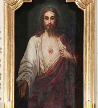 Zdjęcie nr 25: Ołtarz architektoniczny, jednokondygnacyjny, jednoosiowy ze zwieńczeniem. Ołtarz prostopadłościenny, z drewnianą mensą, z antepedium ujętym po bokach parą konsoli w formie wolut. Pole antepedium w postaci prostokątnej płyciny z płaskorzeźbionym motywem gorejącego serca pośrodku, ujętego promienistą glorią. Na mensie tabernakulum w formie prostopadłościennej szafki o wypukłej, przedniej  ściance ujętej dwoma parami osadzonych na niewielkich cokołach kolumienek wspierających niepełne, wyłamujące się ponad nimi belkowanie. Drzwiczki w kształcie stojącego prostokąta zamkniętego półkolistym łukiem nadwieszonym, zdobione motywem płaskorzeźbionego kielicha eucharystycznego. Struktura zdobiona motywami rozet i wici roślinnej. Retabulum osadzone na niewysokim, zryzalitowanym po bokach cokole. Część środkową nastawy ujmuje para ustawionych skośnie  filarów wspierających wyłamujące się ponad nimi belkowanie. Zamknięte półkoliście zwieńczenie ujmuje para spływów wolutowych oraz flankuje przerwany, wolutowy przyczółek. Pola wolutowych konsoli zdobi para liści akantu, cokół retabulum para stylizowanych słoneczników i S-kształtnych wici. Zewnętrzne pola trzonów filarów zdobią w górnych partiach ukwiecone gałązki, wewnętrzne motyw podwieszeń skomponowanych z zamkniętej korony, krzyżujących się rogów obfitości i krzyża z kotwicą, oraz kokard, u dołu para gałązek. Boki pola środkowego z motywem wici winnego grona, u góry w narożach para ulistnionych rozet. Fryz zdobiony rozetami, pośrodku kartusz w monogramem imienia Jezus ujętym parą gałązek laurowych. Retabulum flankowane parą ażurowych uszaków rocaille’owych. W dolnej partii zwieńczenia uskrzydlona główka anielska, szczyt w formie konchy ujętej po bokach parą rocaille’i. Na przerwanym przyczółku para figur aniołków. Pole części środkowej w kształcie stojącego prostokąta zamkniętego półkolistym łukiem nadwieszonym z uskokami, ujęte profilowaną, złoconą ramą, w środku wizerunek Najświętszego Serca Jezusa. Po bokach, na tle filarów para figur, po lewej św. Szczepan, po prawej św. Wawrzyniec. W zwieńczeniu obraz w kształcie trapezu o wklęsłych ramionach, podstawie i dolnych narożach, zamknięty półkolistym łukiem nadwieszonym, ujęty profilowaną, złoconą ramą, z wizerunkiem św. Katarzyny Aleksandryjskiej. 
Struktura w kolorze kremowym, detal architektoniczny i ornamentyka złocone.    
