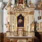 Zdjęcie nr 1: Ołtarz architektoniczny, jednokondygnacyjny, jednoosiowy ze zwieńczeniem. Ołtarz prostopadłościenny, z drewnianą mensą, z antepedium ujętym po bokach parą konsoli w formie wolut. Pole antepedium w postaci prostokątnej płyciny z płaskorzeźbionym motywem gorejącego serca pośrodku, ujętego promienistą glorią. Na mensie tabernakulum w formie prostopadłościennej szafki o wypukłej, przedniej  ściance ujętej dwoma parami osadzonych na niewielkich cokołach kolumienek wspierających niepełne, wyłamujące się ponad nimi belkowanie. Drzwiczki w kształcie stojącego prostokąta zamkniętego półkolistym łukiem nadwieszonym, zdobione motywem płaskorzeźbionego kielicha eucharystycznego. Struktura zdobiona motywami rozet i wici roślinnej. Retabulum osadzone na niewysokim, zryzalitowanym po bokach cokole. Część środkową nastawy ujmuje para ustawionych skośnie  filarów wspierających wyłamujące się ponad nimi belkowanie. Zamknięte półkoliście zwieńczenie ujmuje para spływów wolutowych oraz flankuje przerwany, wolutowy przyczółek. Pola wolutowych konsoli zdobi para liści akantu, cokół retabulum para stylizowanych słoneczników i S-kształtnych wici. Zewnętrzne pola trzonów filarów zdobią w górnych partiach ukwiecone gałązki, wewnętrzne motyw podwieszeń skomponowanych z zamkniętej korony, krzyżujących się rogów obfitości i krzyża z kotwicą, oraz kokard, u dołu para gałązek. Boki pola środkowego z motywem wici winnego grona, u góry w narożach para ulistnionych rozet. Fryz zdobiony rozetami, pośrodku kartusz w monogramem imienia Jezus ujętym parą gałązek laurowych. Retabulum flankowane parą ażurowych uszaków rocaille’owych. W dolnej partii zwieńczenia uskrzydlona główka anielska, szczyt w formie konchy ujętej po bokach parą rocaille’i. Na przerwanym przyczółku para figur aniołków. Pole części środkowej w kształcie stojącego prostokąta zamkniętego półkolistym łukiem nadwieszonym z uskokami, ujęte profilowaną, złoconą ramą, w środku wizerunek Najświętszego Serca Jezusa. Po bokach, na tle filarów para figur, po lewej św. Szczepan, po prawej św. Wawrzyniec. W zwieńczeniu obraz w kształcie trapezu o wklęsłych ramionach, podstawie i dolnych narożach, zamknięty półkolistym łukiem nadwieszonym, ujęty profilowaną, złoconą ramą, z wizerunkiem św. Katarzyny Aleksandryjskiej. 
Struktura w kolorze kremowym, detal architektoniczny i ornamentyka złocone.    
