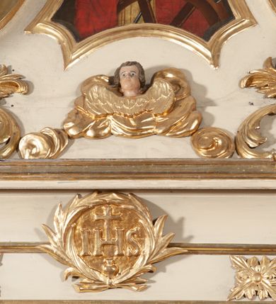 Zdjęcie nr 4: Ołtarz architektoniczny, jednokondygnacyjny, jednoosiowy ze zwieńczeniem. Ołtarz prostopadłościenny, z drewnianą mensą, z antepedium ujętym po bokach parą konsoli w formie wolut. Pole antepedium w postaci prostokątnej płyciny z płaskorzeźbionym motywem gorejącego serca pośrodku, ujętego promienistą glorią. Na mensie tabernakulum w formie prostopadłościennej szafki o wypukłej, przedniej  ściance ujętej dwoma parami osadzonych na niewielkich cokołach kolumienek wspierających niepełne, wyłamujące się ponad nimi belkowanie. Drzwiczki w kształcie stojącego prostokąta zamkniętego półkolistym łukiem nadwieszonym, zdobione motywem płaskorzeźbionego kielicha eucharystycznego. Struktura zdobiona motywami rozet i wici roślinnej. Retabulum osadzone na niewysokim, zryzalitowanym po bokach cokole. Część środkową nastawy ujmuje para ustawionych skośnie  filarów wspierających wyłamujące się ponad nimi belkowanie. Zamknięte półkoliście zwieńczenie ujmuje para spływów wolutowych oraz flankuje przerwany, wolutowy przyczółek. Pola wolutowych konsoli zdobi para liści akantu, cokół retabulum para stylizowanych słoneczników i S-kształtnych wici. Zewnętrzne pola trzonów filarów zdobią w górnych partiach ukwiecone gałązki, wewnętrzne motyw podwieszeń skomponowanych z zamkniętej korony, krzyżujących się rogów obfitości i krzyża z kotwicą, oraz kokard, u dołu para gałązek. Boki pola środkowego z motywem wici winnego grona, u góry w narożach para ulistnionych rozet. Fryz zdobiony rozetami, pośrodku kartusz w monogramem imienia Jezus ujętym parą gałązek laurowych. Retabulum flankowane parą ażurowych uszaków rocaille’owych. W dolnej partii zwieńczenia uskrzydlona główka anielska, szczyt w formie konchy ujętej po bokach parą rocaille’i. Na przerwanym przyczółku para figur aniołków. Pole części środkowej w kształcie stojącego prostokąta zamkniętego półkolistym łukiem nadwieszonym z uskokami, ujęte profilowaną, złoconą ramą, w środku wizerunek Najświętszego Serca Jezusa. Po bokach, na tle filarów para figur, po lewej św. Szczepan, po prawej św. Wawrzyniec. W zwieńczeniu obraz w kształcie trapezu o wklęsłych ramionach, podstawie i dolnych narożach, zamknięty półkolistym łukiem nadwieszonym, ujęty profilowaną, złoconą ramą, z wizerunkiem św. Katarzyny Aleksandryjskiej. 
Struktura w kolorze kremowym, detal architektoniczny i ornamentyka złocone.    
