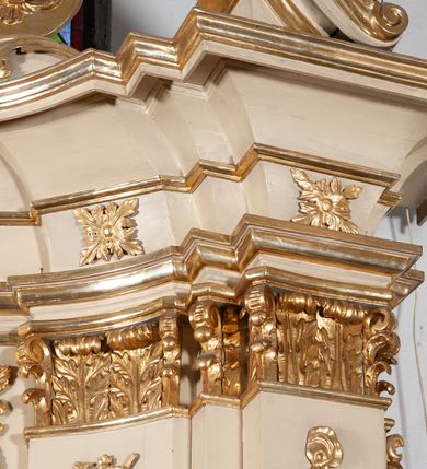 Zdjęcie nr 28: Ołtarz architektoniczny, jednokondygnacyjny, jednoosiowy ze zwieńczeniem. Ołtarz prostopadłościenny, z drewnianą mensą, z antepedium ujętym po bokach parą konsoli w formie wolut. Pole antepedium w postaci prostokątnej płyciny z płaskorzeźbionym motywem gorejącego serca pośrodku, ujętego promienistą glorią. Na mensie tabernakulum w formie prostopadłościennej szafki o wypukłej, przedniej  ściance ujętej dwoma parami osadzonych na niewielkich cokołach kolumienek wspierających niepełne, wyłamujące się ponad nimi belkowanie. Drzwiczki w kształcie stojącego prostokąta zamkniętego półkolistym łukiem nadwieszonym, zdobione motywem płaskorzeźbionego kielicha eucharystycznego. Struktura zdobiona motywami rozet i wici roślinnej. Retabulum osadzone na niewysokim, zryzalitowanym po bokach cokole. Część środkową nastawy ujmuje para ustawionych skośnie  filarów wspierających wyłamujące się ponad nimi belkowanie. Zamknięte półkoliście zwieńczenie ujmuje para spływów wolutowych oraz flankuje przerwany, wolutowy przyczółek. Pola wolutowych konsoli zdobi para liści akantu, cokół retabulum para stylizowanych słoneczników i S-kształtnych wici. Zewnętrzne pola trzonów filarów zdobią w górnych partiach ukwiecone gałązki, wewnętrzne motyw podwieszeń skomponowanych z zamkniętej korony, krzyżujących się rogów obfitości i krzyża z kotwicą, oraz kokard, u dołu para gałązek. Boki pola środkowego z motywem wici winnego grona, u góry w narożach para ulistnionych rozet. Fryz zdobiony rozetami, pośrodku kartusz w monogramem imienia Jezus ujętym parą gałązek laurowych. Retabulum flankowane parą ażurowych uszaków rocaille’owych. W dolnej partii zwieńczenia uskrzydlona główka anielska, szczyt w formie konchy ujętej po bokach parą rocaille’i. Na przerwanym przyczółku para figur aniołków. Pole części środkowej w kształcie stojącego prostokąta zamkniętego półkolistym łukiem nadwieszonym z uskokami, ujęte profilowaną, złoconą ramą, w środku wizerunek Najświętszego Serca Jezusa. Po bokach, na tle filarów para figur, po lewej św. Szczepan, po prawej św. Wawrzyniec. W zwieńczeniu obraz w kształcie trapezu o wklęsłych ramionach, podstawie i dolnych narożach, zamknięty półkolistym łukiem nadwieszonym, ujęty profilowaną, złoconą ramą, z wizerunkiem św. Katarzyny Aleksandryjskiej. 
Struktura w kolorze kremowym, detal architektoniczny i ornamentyka złocone.    
