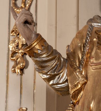 Zdjęcie nr 20: Ołtarz architektoniczny, jednokondygnacyjny, jednoosiowy ze zwieńczeniem. Ołtarz prostopadłościenny, z drewnianą mensą, z antepedium ujętym po bokach parą konsoli w formie wolut. Pole antepedium w postaci prostokątnej płyciny z płaskorzeźbionym motywem gorejącego serca pośrodku, ujętego promienistą glorią. Na mensie tabernakulum w formie prostopadłościennej szafki o wypukłej, przedniej  ściance ujętej dwoma parami osadzonych na niewielkich cokołach kolumienek wspierających niepełne, wyłamujące się ponad nimi belkowanie. Drzwiczki w kształcie stojącego prostokąta zamkniętego półkolistym łukiem nadwieszonym, zdobione motywem płaskorzeźbionego kielicha eucharystycznego. Struktura zdobiona motywami rozet i wici roślinnej. Retabulum osadzone na niewysokim, zryzalitowanym po bokach cokole. Część środkową nastawy ujmuje para ustawionych skośnie  filarów wspierających wyłamujące się ponad nimi belkowanie. Zamknięte półkoliście zwieńczenie ujmuje para spływów wolutowych oraz flankuje przerwany, wolutowy przyczółek. Pola wolutowych konsoli zdobi para liści akantu, cokół retabulum para stylizowanych słoneczników i S-kształtnych wici. Zewnętrzne pola trzonów filarów zdobią w górnych partiach ukwiecone gałązki, wewnętrzne motyw podwieszeń skomponowanych z zamkniętej korony, krzyżujących się rogów obfitości i krzyża z kotwicą, oraz kokard, u dołu para gałązek. Boki pola środkowego z motywem wici winnego grona, u góry w narożach para ulistnionych rozet. Fryz zdobiony rozetami, pośrodku kartusz w monogramem imienia Jezus ujętym parą gałązek laurowych. Retabulum flankowane parą ażurowych uszaków rocaille’owych. W dolnej partii zwieńczenia uskrzydlona główka anielska, szczyt w formie konchy ujętej po bokach parą rocaille’i. Na przerwanym przyczółku para figur aniołków. Pole części środkowej w kształcie stojącego prostokąta zamkniętego półkolistym łukiem nadwieszonym z uskokami, ujęte profilowaną, złoconą ramą, w środku wizerunek Najświętszego Serca Jezusa. Po bokach, na tle filarów para figur, po lewej św. Szczepan, po prawej św. Wawrzyniec. W zwieńczeniu obraz w kształcie trapezu o wklęsłych ramionach, podstawie i dolnych narożach, zamknięty półkolistym łukiem nadwieszonym, ujęty profilowaną, złoconą ramą, z wizerunkiem św. Katarzyny Aleksandryjskiej. 
Struktura w kolorze kremowym, detal architektoniczny i ornamentyka złocone.    
