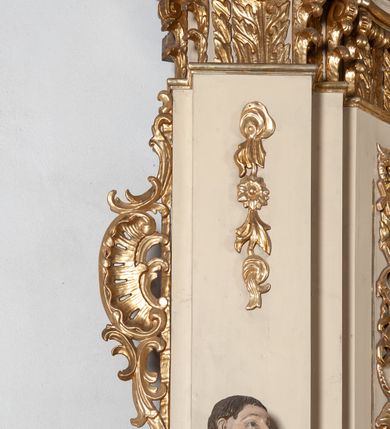 Zdjęcie nr 6: Ołtarz architektoniczny, jednokondygnacyjny, jednoosiowy ze zwieńczeniem. Ołtarz prostopadłościenny, z drewnianą mensą, z antepedium ujętym po bokach parą konsoli w formie wolut. Pole antepedium w postaci prostokątnej płyciny z płaskorzeźbionym motywem gorejącego serca pośrodku, ujętego promienistą glorią. Na mensie tabernakulum w formie prostopadłościennej szafki o wypukłej, przedniej  ściance ujętej dwoma parami osadzonych na niewielkich cokołach kolumienek wspierających niepełne, wyłamujące się ponad nimi belkowanie. Drzwiczki w kształcie stojącego prostokąta zamkniętego półkolistym łukiem nadwieszonym, zdobione motywem płaskorzeźbionego kielicha eucharystycznego. Struktura zdobiona motywami rozet i wici roślinnej. Retabulum osadzone na niewysokim, zryzalitowanym po bokach cokole. Część środkową nastawy ujmuje para ustawionych skośnie  filarów wspierających wyłamujące się ponad nimi belkowanie. Zamknięte półkoliście zwieńczenie ujmuje para spływów wolutowych oraz flankuje przerwany, wolutowy przyczółek. Pola wolutowych konsoli zdobi para liści akantu, cokół retabulum para stylizowanych słoneczników i S-kształtnych wici. Zewnętrzne pola trzonów filarów zdobią w górnych partiach ukwiecone gałązki, wewnętrzne motyw podwieszeń skomponowanych z zamkniętej korony, krzyżujących się rogów obfitości i krzyża z kotwicą, oraz kokard, u dołu para gałązek. Boki pola środkowego z motywem wici winnego grona, u góry w narożach para ulistnionych rozet. Fryz zdobiony rozetami, pośrodku kartusz w monogramem imienia Jezus ujętym parą gałązek laurowych. Retabulum flankowane parą ażurowych uszaków rocaille’owych. W dolnej partii zwieńczenia uskrzydlona główka anielska, szczyt w formie konchy ujętej po bokach parą rocaille’i. Na przerwanym przyczółku para figur aniołków. Pole części środkowej w kształcie stojącego prostokąta zamkniętego półkolistym łukiem nadwieszonym z uskokami, ujęte profilowaną, złoconą ramą, w środku wizerunek Najświętszego Serca Jezusa. Po bokach, na tle filarów para figur, po lewej św. Szczepan, po prawej św. Wawrzyniec. W zwieńczeniu obraz w kształcie trapezu o wklęsłych ramionach, podstawie i dolnych narożach, zamknięty półkolistym łukiem nadwieszonym, ujęty profilowaną, złoconą ramą, z wizerunkiem św. Katarzyny Aleksandryjskiej. 
Struktura w kolorze kremowym, detal architektoniczny i ornamentyka złocone.    
