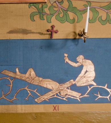 Zdjęcie nr 9: Ściany kościoła dekorują przedstawienia świętych: św. Stanisław w stroju pontyfikalnym z pastorałem, wskrzeszający Piotrowina. Poniżej na banderoli napis „BŁOGOSŁAWIENI KTÓRZY ŁAKNĄ / I PRAGNĄ SPRAWIEDLIWOŚCI”; św. Jadwiga w koronie i płaszczu podszytym gronostajem, trzymająca skrzyneczkę z klejnotami oraz krzyż z herbami Polski i Litwy. Na banderoli napis „BŁOGOSŁAWIENI / POKÓJ CZYNIĄCY”; św. Jan Kanty błogosławiący dziewczynę z dzbanem podpisany „BŁOGOSŁAWIENI / MIŁOSIERNI”; św. w habicie, z krzyżem w ręce i w asyście dwóch aniołów - jednego z palmą męczeństwa, drugiego z płonącą pochodnią, pod nimi napis „BŁOGOSŁAWIENI KTÓRZY / CIERPIĄ PRZEŚLADOWANIA DLA SPRAWIEDLIWOŚCI”; Chrystus z sercem gorejącym. Po jego prawej stronie klęczący mężczyzna, po lewej dwie owieczki nad strumieniem. Scena podpisana: „KTÓRZY PRACUJECIE I / OBCIĄŻENI JESTEŚCIE / A JA WAS OCHŁODZĘ”; archanioł Gabriel z lilią powyżej napisu  „ZDROWAŚ MARIO”; archanioł Michał z trybularzem, ponad napisem „KTÓŻ JAK BÓG!”; św. Franciszek na tle przyrody. Jest ubrany w habit franciszkański, na głowie ma kaptur. Przy prawej nodze świętego wilk, w jeziorze ryby, na niebie ptaki. Na banderoli napis „BŁOGOSŁAWIENI UBODZY DUCHEM / ALBOWIEM TAKOWYCH JEST / KRÓLESTWO NIEBIESKIE”; św. Izydor Oracz ukazany w towarzystwie anioła orającego na polu na tle dzwonnicy. Poniżej napis „BŁOGOSŁAWIENI CISI / ALBOWIEM ONI / POSIĄDĄ ZIEMIĘ”. Poniżej postaci świętych fryz z przedstawieniem 14 stacji drogi krzyżowej na błękitnym tle. Na stropie nawy i prezbiterium, na błękitnym tle, wśród kwiatowego ornamentu na środku ukazany Chrystus Ukrzyżowany ponad kielichem, gołębica Ducha Świętego i koronowana Maria. Po ich obu stronach stoją święci mężowie i niewiasty z atrybutami. W nawie w kolejności do środka: św. Wojciech (?), św. Jacek z figurą Matki Boskiej i monstrancją, klęczący św. Kazimierz w stroju książęcym z lilią, św. Agnieszka z barankiem i św. Karolina Kózkówna z różańcem, klęcząca św. Rozalia z różami, św. Klara z cyborium, św. Weronika z chustą z wizerunkiem Chrystusa, klęcząca św. Cecylia z lirą, św. Józef z lilią, św. Paweł z mieczem, klęczący św. Jan Chrzciciel z krzyżem. W prezbiterium przedstawiono 12 apostołów, niektórzy z atrybutmi, które ich jednoznacznie identyfilują, np. św. Andrzej z krzyżem w kształcie litery X, inni z księgami lub zwojami.  