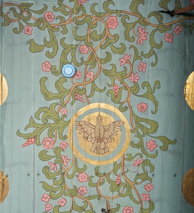 Zdjęcie nr 25: Ściany kościoła dekorują przedstawienia świętych: św. Stanisław w stroju pontyfikalnym z pastorałem, wskrzeszający Piotrowina. Poniżej na banderoli napis „BŁOGOSŁAWIENI KTÓRZY ŁAKNĄ / I PRAGNĄ SPRAWIEDLIWOŚCI”; św. Jadwiga w koronie i płaszczu podszytym gronostajem, trzymająca skrzyneczkę z klejnotami oraz krzyż z herbami Polski i Litwy. Na banderoli napis „BŁOGOSŁAWIENI / POKÓJ CZYNIĄCY”; św. Jan Kanty błogosławiący dziewczynę z dzbanem podpisany „BŁOGOSŁAWIENI / MIŁOSIERNI”; św. w habicie, z krzyżem w ręce i w asyście dwóch aniołów - jednego z palmą męczeństwa, drugiego z płonącą pochodnią, pod nimi napis „BŁOGOSŁAWIENI KTÓRZY / CIERPIĄ PRZEŚLADOWANIA DLA SPRAWIEDLIWOŚCI”; Chrystus z sercem gorejącym. Po jego prawej stronie klęczący mężczyzna, po lewej dwie owieczki nad strumieniem. Scena podpisana: „KTÓRZY PRACUJECIE I / OBCIĄŻENI JESTEŚCIE / A JA WAS OCHŁODZĘ”; archanioł Gabriel z lilią powyżej napisu  „ZDROWAŚ MARIO”; archanioł Michał z trybularzem, ponad napisem „KTÓŻ JAK BÓG!”; św. Franciszek na tle przyrody. Jest ubrany w habit franciszkański, na głowie ma kaptur. Przy prawej nodze świętego wilk, w jeziorze ryby, na niebie ptaki. Na banderoli napis „BŁOGOSŁAWIENI UBODZY DUCHEM / ALBOWIEM TAKOWYCH JEST / KRÓLESTWO NIEBIESKIE”; św. Izydor Oracz ukazany w towarzystwie anioła orającego na polu na tle dzwonnicy. Poniżej napis „BŁOGOSŁAWIENI CISI / ALBOWIEM ONI / POSIĄDĄ ZIEMIĘ”. Poniżej postaci świętych fryz z przedstawieniem 14 stacji drogi krzyżowej na błękitnym tle. Na stropie nawy i prezbiterium, na błękitnym tle, wśród kwiatowego ornamentu na środku ukazany Chrystus Ukrzyżowany ponad kielichem, gołębica Ducha Świętego i koronowana Maria. Po ich obu stronach stoją święci mężowie i niewiasty z atrybutami. W nawie w kolejności do środka: św. Wojciech (?), św. Jacek z figurą Matki Boskiej i monstrancją, klęczący św. Kazimierz w stroju książęcym z lilią, św. Agnieszka z barankiem i św. Karolina Kózkówna z różańcem, klęcząca św. Rozalia z różami, św. Klara z cyborium, św. Weronika z chustą z wizerunkiem Chrystusa, klęcząca św. Cecylia z lirą, św. Józef z lilią, św. Paweł z mieczem, klęczący św. Jan Chrzciciel z krzyżem. W prezbiterium przedstawiono 12 apostołów, niektórzy z atrybutmi, które ich jednoznacznie identyfilują, np. św. Andrzej z krzyżem w kształcie litery X, inni z księgami lub zwojami.  