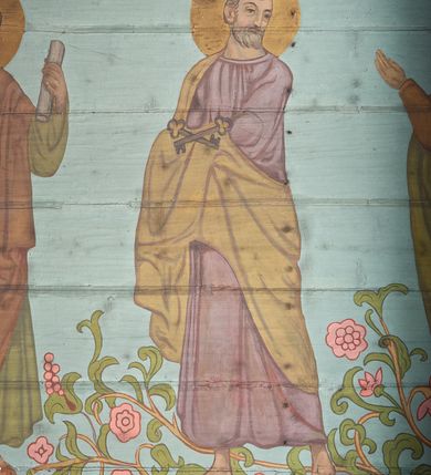 Zdjęcie nr 28: Ściany kościoła dekorują przedstawienia świętych: św. Stanisław w stroju pontyfikalnym z pastorałem, wskrzeszający Piotrowina. Poniżej na banderoli napis „BŁOGOSŁAWIENI KTÓRZY ŁAKNĄ / I PRAGNĄ SPRAWIEDLIWOŚCI”; św. Jadwiga w koronie i płaszczu podszytym gronostajem, trzymająca skrzyneczkę z klejnotami oraz krzyż z herbami Polski i Litwy. Na banderoli napis „BŁOGOSŁAWIENI / POKÓJ CZYNIĄCY”; św. Jan Kanty błogosławiący dziewczynę z dzbanem podpisany „BŁOGOSŁAWIENI / MIŁOSIERNI”; św. w habicie, z krzyżem w ręce i w asyście dwóch aniołów - jednego z palmą męczeństwa, drugiego z płonącą pochodnią, pod nimi napis „BŁOGOSŁAWIENI KTÓRZY / CIERPIĄ PRZEŚLADOWANIA DLA SPRAWIEDLIWOŚCI”; Chrystus z sercem gorejącym. Po jego prawej stronie klęczący mężczyzna, po lewej dwie owieczki nad strumieniem. Scena podpisana: „KTÓRZY PRACUJECIE I / OBCIĄŻENI JESTEŚCIE / A JA WAS OCHŁODZĘ”; archanioł Gabriel z lilią powyżej napisu  „ZDROWAŚ MARIO”; archanioł Michał z trybularzem, ponad napisem „KTÓŻ JAK BÓG!”; św. Franciszek na tle przyrody. Jest ubrany w habit franciszkański, na głowie ma kaptur. Przy prawej nodze świętego wilk, w jeziorze ryby, na niebie ptaki. Na banderoli napis „BŁOGOSŁAWIENI UBODZY DUCHEM / ALBOWIEM TAKOWYCH JEST / KRÓLESTWO NIEBIESKIE”; św. Izydor Oracz ukazany w towarzystwie anioła orającego na polu na tle dzwonnicy. Poniżej napis „BŁOGOSŁAWIENI CISI / ALBOWIEM ONI / POSIĄDĄ ZIEMIĘ”. Poniżej postaci świętych fryz z przedstawieniem 14 stacji drogi krzyżowej na błękitnym tle. Na stropie nawy i prezbiterium, na błękitnym tle, wśród kwiatowego ornamentu na środku ukazany Chrystus Ukrzyżowany ponad kielichem, gołębica Ducha Świętego i koronowana Maria. Po ich obu stronach stoją święci mężowie i niewiasty z atrybutami. W nawie w kolejności do środka: św. Wojciech (?), św. Jacek z figurą Matki Boskiej i monstrancją, klęczący św. Kazimierz w stroju książęcym z lilią, św. Agnieszka z barankiem i św. Karolina Kózkówna z różańcem, klęcząca św. Rozalia z różami, św. Klara z cyborium, św. Weronika z chustą z wizerunkiem Chrystusa, klęcząca św. Cecylia z lirą, św. Józef z lilią, św. Paweł z mieczem, klęczący św. Jan Chrzciciel z krzyżem. W prezbiterium przedstawiono 12 apostołów, niektórzy z atrybutmi, które ich jednoznacznie identyfilują, np. św. Andrzej z krzyżem w kształcie litery X, inni z księgami lub zwojami.  