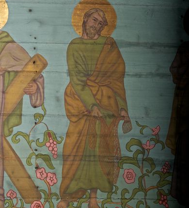 Zdjęcie nr 34: Ściany kościoła dekorują przedstawienia świętych: św. Stanisław w stroju pontyfikalnym z pastorałem, wskrzeszający Piotrowina. Poniżej na banderoli napis „BŁOGOSŁAWIENI KTÓRZY ŁAKNĄ / I PRAGNĄ SPRAWIEDLIWOŚCI”; św. Jadwiga w koronie i płaszczu podszytym gronostajem, trzymająca skrzyneczkę z klejnotami oraz krzyż z herbami Polski i Litwy. Na banderoli napis „BŁOGOSŁAWIENI / POKÓJ CZYNIĄCY”; św. Jan Kanty błogosławiący dziewczynę z dzbanem podpisany „BŁOGOSŁAWIENI / MIŁOSIERNI”; św. w habicie, z krzyżem w ręce i w asyście dwóch aniołów - jednego z palmą męczeństwa, drugiego z płonącą pochodnią, pod nimi napis „BŁOGOSŁAWIENI KTÓRZY / CIERPIĄ PRZEŚLADOWANIA DLA SPRAWIEDLIWOŚCI”; Chrystus z sercem gorejącym. Po jego prawej stronie klęczący mężczyzna, po lewej dwie owieczki nad strumieniem. Scena podpisana: „KTÓRZY PRACUJECIE I / OBCIĄŻENI JESTEŚCIE / A JA WAS OCHŁODZĘ”; archanioł Gabriel z lilią powyżej napisu  „ZDROWAŚ MARIO”; archanioł Michał z trybularzem, ponad napisem „KTÓŻ JAK BÓG!”; św. Franciszek na tle przyrody. Jest ubrany w habit franciszkański, na głowie ma kaptur. Przy prawej nodze świętego wilk, w jeziorze ryby, na niebie ptaki. Na banderoli napis „BŁOGOSŁAWIENI UBODZY DUCHEM / ALBOWIEM TAKOWYCH JEST / KRÓLESTWO NIEBIESKIE”; św. Izydor Oracz ukazany w towarzystwie anioła orającego na polu na tle dzwonnicy. Poniżej napis „BŁOGOSŁAWIENI CISI / ALBOWIEM ONI / POSIĄDĄ ZIEMIĘ”. Poniżej postaci świętych fryz z przedstawieniem 14 stacji drogi krzyżowej na błękitnym tle. Na stropie nawy i prezbiterium, na błękitnym tle, wśród kwiatowego ornamentu na środku ukazany Chrystus Ukrzyżowany ponad kielichem, gołębica Ducha Świętego i koronowana Maria. Po ich obu stronach stoją święci mężowie i niewiasty z atrybutami. W nawie w kolejności do środka: św. Wojciech (?), św. Jacek z figurą Matki Boskiej i monstrancją, klęczący św. Kazimierz w stroju książęcym z lilią, św. Agnieszka z barankiem i św. Karolina Kózkówna z różańcem, klęcząca św. Rozalia z różami, św. Klara z cyborium, św. Weronika z chustą z wizerunkiem Chrystusa, klęcząca św. Cecylia z lirą, św. Józef z lilią, św. Paweł z mieczem, klęczący św. Jan Chrzciciel z krzyżem. W prezbiterium przedstawiono 12 apostołów, niektórzy z atrybutmi, które ich jednoznacznie identyfilują, np. św. Andrzej z krzyżem w kształcie litery X, inni z księgami lub zwojami.  