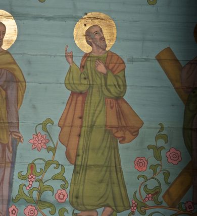 Zdjęcie nr 36: Ściany kościoła dekorują przedstawienia świętych: św. Stanisław w stroju pontyfikalnym z pastorałem, wskrzeszający Piotrowina. Poniżej na banderoli napis „BŁOGOSŁAWIENI KTÓRZY ŁAKNĄ / I PRAGNĄ SPRAWIEDLIWOŚCI”; św. Jadwiga w koronie i płaszczu podszytym gronostajem, trzymająca skrzyneczkę z klejnotami oraz krzyż z herbami Polski i Litwy. Na banderoli napis „BŁOGOSŁAWIENI / POKÓJ CZYNIĄCY”; św. Jan Kanty błogosławiący dziewczynę z dzbanem podpisany „BŁOGOSŁAWIENI / MIŁOSIERNI”; św. w habicie, z krzyżem w ręce i w asyście dwóch aniołów - jednego z palmą męczeństwa, drugiego z płonącą pochodnią, pod nimi napis „BŁOGOSŁAWIENI KTÓRZY / CIERPIĄ PRZEŚLADOWANIA DLA SPRAWIEDLIWOŚCI”; Chrystus z sercem gorejącym. Po jego prawej stronie klęczący mężczyzna, po lewej dwie owieczki nad strumieniem. Scena podpisana: „KTÓRZY PRACUJECIE I / OBCIĄŻENI JESTEŚCIE / A JA WAS OCHŁODZĘ”; archanioł Gabriel z lilią powyżej napisu  „ZDROWAŚ MARIO”; archanioł Michał z trybularzem, ponad napisem „KTÓŻ JAK BÓG!”; św. Franciszek na tle przyrody. Jest ubrany w habit franciszkański, na głowie ma kaptur. Przy prawej nodze świętego wilk, w jeziorze ryby, na niebie ptaki. Na banderoli napis „BŁOGOSŁAWIENI UBODZY DUCHEM / ALBOWIEM TAKOWYCH JEST / KRÓLESTWO NIEBIESKIE”; św. Izydor Oracz ukazany w towarzystwie anioła orającego na polu na tle dzwonnicy. Poniżej napis „BŁOGOSŁAWIENI CISI / ALBOWIEM ONI / POSIĄDĄ ZIEMIĘ”. Poniżej postaci świętych fryz z przedstawieniem 14 stacji drogi krzyżowej na błękitnym tle. Na stropie nawy i prezbiterium, na błękitnym tle, wśród kwiatowego ornamentu na środku ukazany Chrystus Ukrzyżowany ponad kielichem, gołębica Ducha Świętego i koronowana Maria. Po ich obu stronach stoją święci mężowie i niewiasty z atrybutami. W nawie w kolejności do środka: św. Wojciech (?), św. Jacek z figurą Matki Boskiej i monstrancją, klęczący św. Kazimierz w stroju książęcym z lilią, św. Agnieszka z barankiem i św. Karolina Kózkówna z różańcem, klęcząca św. Rozalia z różami, św. Klara z cyborium, św. Weronika z chustą z wizerunkiem Chrystusa, klęcząca św. Cecylia z lirą, św. Józef z lilią, św. Paweł z mieczem, klęczący św. Jan Chrzciciel z krzyżem. W prezbiterium przedstawiono 12 apostołów, niektórzy z atrybutmi, które ich jednoznacznie identyfilują, np. św. Andrzej z krzyżem w kształcie litery X, inni z księgami lub zwojami.  