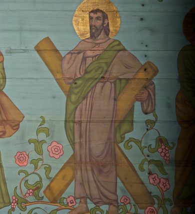 Zdjęcie nr 35: Ściany kościoła dekorują przedstawienia świętych: św. Stanisław w stroju pontyfikalnym z pastorałem, wskrzeszający Piotrowina. Poniżej na banderoli napis „BŁOGOSŁAWIENI KTÓRZY ŁAKNĄ / I PRAGNĄ SPRAWIEDLIWOŚCI”; św. Jadwiga w koronie i płaszczu podszytym gronostajem, trzymająca skrzyneczkę z klejnotami oraz krzyż z herbami Polski i Litwy. Na banderoli napis „BŁOGOSŁAWIENI / POKÓJ CZYNIĄCY”; św. Jan Kanty błogosławiący dziewczynę z dzbanem podpisany „BŁOGOSŁAWIENI / MIŁOSIERNI”; św. w habicie, z krzyżem w ręce i w asyście dwóch aniołów - jednego z palmą męczeństwa, drugiego z płonącą pochodnią, pod nimi napis „BŁOGOSŁAWIENI KTÓRZY / CIERPIĄ PRZEŚLADOWANIA DLA SPRAWIEDLIWOŚCI”; Chrystus z sercem gorejącym. Po jego prawej stronie klęczący mężczyzna, po lewej dwie owieczki nad strumieniem. Scena podpisana: „KTÓRZY PRACUJECIE I / OBCIĄŻENI JESTEŚCIE / A JA WAS OCHŁODZĘ”; archanioł Gabriel z lilią powyżej napisu  „ZDROWAŚ MARIO”; archanioł Michał z trybularzem, ponad napisem „KTÓŻ JAK BÓG!”; św. Franciszek na tle przyrody. Jest ubrany w habit franciszkański, na głowie ma kaptur. Przy prawej nodze świętego wilk, w jeziorze ryby, na niebie ptaki. Na banderoli napis „BŁOGOSŁAWIENI UBODZY DUCHEM / ALBOWIEM TAKOWYCH JEST / KRÓLESTWO NIEBIESKIE”; św. Izydor Oracz ukazany w towarzystwie anioła orającego na polu na tle dzwonnicy. Poniżej napis „BŁOGOSŁAWIENI CISI / ALBOWIEM ONI / POSIĄDĄ ZIEMIĘ”. Poniżej postaci świętych fryz z przedstawieniem 14 stacji drogi krzyżowej na błękitnym tle. Na stropie nawy i prezbiterium, na błękitnym tle, wśród kwiatowego ornamentu na środku ukazany Chrystus Ukrzyżowany ponad kielichem, gołębica Ducha Świętego i koronowana Maria. Po ich obu stronach stoją święci mężowie i niewiasty z atrybutami. W nawie w kolejności do środka: św. Wojciech (?), św. Jacek z figurą Matki Boskiej i monstrancją, klęczący św. Kazimierz w stroju książęcym z lilią, św. Agnieszka z barankiem i św. Karolina Kózkówna z różańcem, klęcząca św. Rozalia z różami, św. Klara z cyborium, św. Weronika z chustą z wizerunkiem Chrystusa, klęcząca św. Cecylia z lirą, św. Józef z lilią, św. Paweł z mieczem, klęczący św. Jan Chrzciciel z krzyżem. W prezbiterium przedstawiono 12 apostołów, niektórzy z atrybutmi, które ich jednoznacznie identyfilują, np. św. Andrzej z krzyżem w kształcie litery X, inni z księgami lub zwojami.  