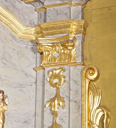 Zdjęcie nr 6: Ołtarz architektoniczny, jednoosiowy, jednokondygnacyjny. Mensa prostopadłościenna z antepedium haftowanym bogatą dekoracją kwiatową, z centralnie umieszczonym kielichem w otoczeniu winnej latorośli. Na nim tabernakulum w formie zbliżonej do prostopadłościennej skrzynki o wypukłej ściance frontowej na tle ścianki z tronem wystawienia ustawionej na cokole i ujętej spływami wolutowymi. Drzwiczki tabernakulum dekorowane krzyżem z glorią między literami „Α” i „Ω”. Tron wystawienia złocony, dekorowany kwiatem między stylizowanymi liśćmi i ujęty od góry muszlą palmetową. Tron ujmują lizeny przedzielone i zwieńczone gzymsem ustawionym skośnie i zakończonym od wewnętrznej strony wolutami. Gzyms nad tronem wystawienia wyniesiony, w formie łuku nadwieszonego. Na jego zewnętrznych częściach posadowiono figurki klęczących i modlących się aniołków. Nastawa ujęta parą zdwojonych pilastrów na cokołach, o głowicach korynckich, z impostami z dekoracją w formie festonów z rocaille’em i liśćmi. Uszy w formie spływów wolutowych z dekoracją liściastą. W centrum pole obrazowe z wnęką o profilowanej ramie w kształcie stojącego prostokąta ujętego w spływy wolutowe i festony, zwieńczone wydatnym kartuszem dekorowanym rocaille’em, z monogramem maryjnym. W nim ukazana Matka Boska Anielska przesłaniana obrazem „Wszyscy Święci” wzorowanym na obrazie Rafaela. Retabulum przedzielone gzymsem wyniesionym w łuk ponad polem centralnym. Zwieńczenie w formie zbliżonej do prostokąta, rozszerzające się ku dołowi, ujęte w esowate pilastry przechodzące w woluty, zamknięte łukiem odcinkowym zakończonym wolutami. Całość wieńczy krzyż z rozetą na skrzyżowaniu ramion. W zwieńczeniu wklęsło-wypukłe pole obrazowe z płaskorzeźbionym popiersiem Boga Ojca na tle nieba. Na impostach leżące figury aniołów. Struktura polichromowana, marmoryzowana w odcieniu jasnoszarym, profile, ornamenty i dekoracje złocone i srebrzone. 