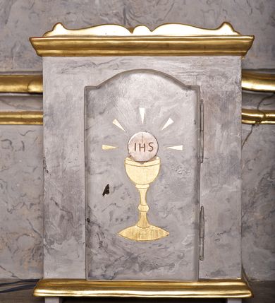 Zdjęcie nr 2: Ołtarz architektoniczny, jednoosiowy, jednokondygnacyjny. Mensa w typie sarkofagowym, z krzyżem na ścianie frontowej, przysłaniana prostokątnym antepedium z czerwonej tkaniny z haftowanym złotem chrystogramem (IHS) na środku. Na nim prostopadłościenne tabernakulum zamknięte od dołu i od góry gzymsem. Na ściance frontowej drzwiczki w kształcie stojącego prostokąta zamkniętego łukiem nadwieszonym z przedstawieniem złotego kielicha z hostią z napisem „IHS” otoczoną glorią. Nastawa ołtarzowa na cokole, wysoka, o wklęsło-wypukłych krawędziach ujętych spływami i ceownicami, o bocznych częściach ustawionych skośnie. W polu retabulum obraz z przedstawieniem Najświętszego Serca Jezusa w ośmiobocznej, profilowanej ramie, powyżej którego dekoracja z płomienistego rocaille’a ujętego ceownicami z małżowiną. Zwieńczenie wklęsło-wypukłe zdobione kartuszem utworzonym z rocaille&#039;u, zamknięte rocaille’m płomienistym. Struktura marmoryzowana w odcieniach szarego, profile i dekoracje złocone.