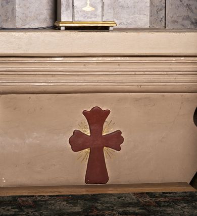 Zdjęcie nr 4: Ołtarz architektoniczny, jednoosiowy, jednokondygnacyjny. Mensa w typie sarkofagowym, z krzyżem na ścianie frontowej, przysłaniana prostokątnym antepedium z czerwonej tkaniny z haftowanym złotem chrystogramem (IHS) na środku. Na nim prostopadłościenne tabernakulum zamknięte od dołu i od góry gzymsem. Na ściance frontowej drzwiczki w kształcie stojącego prostokąta zamkniętego łukiem nadwieszonym z przedstawieniem złotego kielicha z hostią z napisem „IHS” otoczoną glorią. Nastawa ołtarzowa na cokole, wysoka, o wklęsło-wypukłych krawędziach ujętych spływami i ceownicami, o bocznych częściach ustawionych skośnie. W polu retabulum obraz z przedstawieniem Najświętszego Serca Jezusa w ośmiobocznej, profilowanej ramie, powyżej którego dekoracja z płomienistego rocaille’a ujętego ceownicami z małżowiną. Zwieńczenie wklęsło-wypukłe zdobione kartuszem utworzonym z rocaille'u, zamknięte rocaille’m płomienistym. Struktura marmoryzowana w odcieniach szarego, profile i dekoracje złocone.