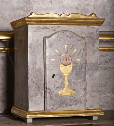 Zdjęcie nr 3: Ołtarz architektoniczny, jednoosiowy, jednokondygnacyjny. Mensa w typie sarkofagowym, z krzyżem na ścianie frontowej, przysłaniana prostokątnym antepedium z czerwonej tkaniny z haftowanym złotem chrystogramem (IHS) na środku. Na nim prostopadłościenne tabernakulum zamknięte od dołu i od góry gzymsem. Na ściance frontowej drzwiczki w kształcie stojącego prostokąta zamkniętego łukiem nadwieszonym z przedstawieniem złotego kielicha z hostią z napisem „IHS” otoczoną glorią. Nastawa ołtarzowa na cokole, wysoka, o wklęsło-wypukłych krawędziach ujętych spływami i ceownicami, o bocznych częściach ustawionych skośnie. W polu retabulum obraz z przedstawieniem Najświętszego Serca Jezusa w ośmiobocznej, profilowanej ramie, powyżej którego dekoracja z płomienistego rocaille’a ujętego ceownicami z małżowiną. Zwieńczenie wklęsło-wypukłe zdobione kartuszem utworzonym z rocaille&#039;u, zamknięte rocaille’m płomienistym. Struktura marmoryzowana w odcieniach szarego, profile i dekoracje złocone.