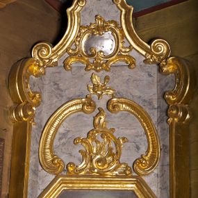 Zdjęcie nr 1: Ołtarz architektoniczny, jednoosiowy, jednokondygnacyjny. Mensa w typie sarkofagowym, z krzyżem na ścianie frontowej, przysłaniana prostokątnym antepedium z czerwonej tkaniny z haftowanym złotem chrystogramem (IHS) na środku. Na nim prostopadłościenne tabernakulum zamknięte od dołu i od góry gzymsem. Na ściance frontowej drzwiczki w kształcie stojącego prostokąta zamkniętego łukiem nadwieszonym z przedstawieniem złotego kielicha z hostią z napisem „IHS” otoczoną glorią. Nastawa ołtarzowa na cokole, wysoka, o wklęsło-wypukłych krawędziach ujętych spływami i ceownicami, o bocznych częściach ustawionych skośnie. W polu retabulum obraz z przedstawieniem Najświętszego Serca Jezusa w ośmiobocznej, profilowanej ramie, powyżej którego dekoracja z płomienistego rocaille’a ujętego ceownicami z małżowiną. Zwieńczenie wklęsło-wypukłe zdobione kartuszem utworzonym z rocaille&#039;u, zamknięte rocaille’m płomienistym. Struktura marmoryzowana w odcieniach szarego, profile i dekoracje złocone.