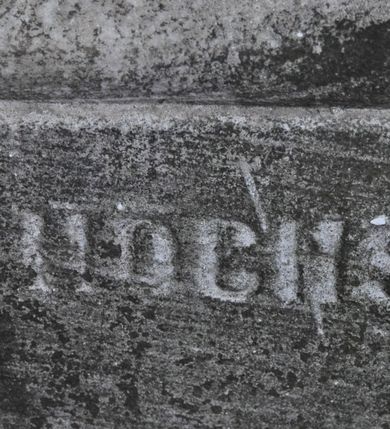 Zdjęcie nr 2: Nagrobek kamienny na cokole, w formie prostopadłościanu o fazowanych bokach, zakończony wyniesionym, uproszczonym trójkątnym przyczółkiem. W zwieńczeniu owalny medalion, w którym mógł znajdować się wizerunek Chrystusa, obecnie bardzo zniszczony, ujęty wieńcem (?). Poniżej płycina zamknięta łukiem półkolistym i inskrypcją „D(EO) O(PTIMO) M(AXIMO) / Tu spoczywają zwłoki / s(więtej) p(amięci) Wicentego / MOKSY / urodzonego [...] / * 1800 [...] / [...] 1870 [...] / [...] do Boga”. Powyżej płyciny rzeźbiona głowa w owalnym medalionie. Nagrobek był ziweńczony krzyżem, obecnie ułamanym, leżącym obok cokołu. Na przedniej ścianie, na cokole sygnatura kamieniarza F. HOCHSTIM.