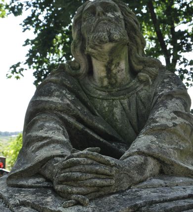 Zdjęcie nr 3: Nagrobek kamienny, wolnostojący z przedstawieniem modlitwy Chrystusa w Ogrójcu. Rzeźba posadowiona na bloku imitującym skały, na którym umieszczono Zbawiciela klęczącego przed pulpitem wybudowanym z kamieni. Chrystus złożone do modlitwy ręce wyciąga przed siebie i opiera na pulpicie, głowę ma uniesioną, spogląda w niebo. Ma podłużną twarz, na której maluje się wyraz rozpaczy, krótką brodę i długie włosy opadające puklami na ramiona i plecy. Jest ubrany w długą, przepasaną suknię i płaszcz. Na przedniej stronie pulpitu tablica z kutą, złoconą inskrypcją „ZA SPOKÓJ DUSZY ŚWIĘTEJ PAMIĘCI / JÓZEFA / GABUTA / UR(ODZONEGO) 2. VII 1910 ZM(ARŁEGO) 11. IV 1933. / PROSI O ZDROWAŚ MARIA”.