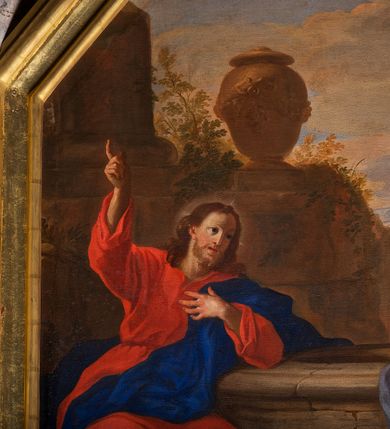 Zdjęcie nr 9: Obraz w ośmiobocznej, profilowanej, złoconej ramie. Na tle górzystego pejzażu z widocznymi w oddali, po prawej stronie zabudowaniami miejskimi oraz wzniesieniem z ustawionym na nim wazonem po lewej stronie przedstawiona scena spotkania Chrystusa z Samarytanką przy studni. Po lewej stronie siedzi Chrystus, zwrócony w trzech czwartych w lewo, prawą uniesioną powyżej głowy ręką wskazuje na niebo, lewą wspartą o studnię przyciska do piersi. Twarz pociągła z prostym nosem, półprzymkniętymi oczami okolona ciemnobrązowym zarostem i długimi, falującymi włosami opadającymi na ramiona. Chrystus ubrany w czerwoną szatę przewiązaną w pasie oraz ciemnoniebieski płaszcz przerzucony z przodu przez kolana i lewe ramię. Po prawej stronie ukazana Samarytanka wchodząca po stopniach studni, przedstawiona od tyłu z głową zwróconą w stronę Chrystusa, prawą rękę opiera na dzbanie stojącym na brzegu studni, lewą unosząca na wysokość piersi. Kobieta ubrana w żółtą suknię, odsłaniającą ramiona, przewiązaną w pasie oraz niebieski płaszcz okrywający biodra. Kolorystyka ciepła, z przewagą brązów i żółcieni, z dominantą w postaci czerwonego płaszcza Chrystusa. Obraz malowany walorowo.