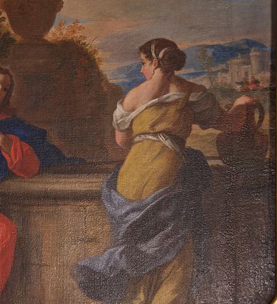 Zdjęcie nr 4: Obraz w ośmiobocznej, profilowanej, złoconej ramie. Na tle górzystego pejzażu z widocznymi w oddali, po prawej stronie zabudowaniami miejskimi oraz wzniesieniem z ustawionym na nim wazonem po lewej stronie przedstawiona scena spotkania Chrystusa z Samarytanką przy studni. Po lewej stronie siedzi Chrystus, zwrócony w trzech czwartych w lewo, prawą uniesioną powyżej głowy ręką wskazuje na niebo, lewą wspartą o studnię przyciska do piersi. Twarz pociągła z prostym nosem, półprzymkniętymi oczami okolona ciemnobrązowym zarostem i długimi, falującymi włosami opadającymi na ramiona. Chrystus ubrany w czerwoną szatę przewiązaną w pasie oraz ciemnoniebieski płaszcz przerzucony z przodu przez kolana i lewe ramię. Po prawej stronie ukazana Samarytanka wchodząca po stopniach studni, przedstawiona od tyłu z głową zwróconą w stronę Chrystusa, prawą rękę opiera na dzbanie stojącym na brzegu studni, lewą unosząca na wysokość piersi. Kobieta ubrana w żółtą suknię, odsłaniającą ramiona, przewiązaną w pasie oraz niebieski płaszcz okrywający biodra. Kolorystyka ciepła, z przewagą brązów i żółcieni, z dominantą w postaci czerwonego płaszcza Chrystusa. Obraz malowany walorowo.