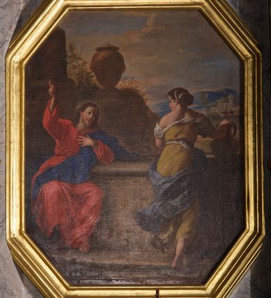 Zdjęcie nr 1: Obraz w ośmiobocznej, profilowanej, złoconej ramie. Na tle górzystego pejzażu z widocznymi w oddali, po prawej stronie zabudowaniami miejskimi oraz wzniesieniem z ustawionym na nim wazonem po lewej stronie przedstawiona scena spotkania Chrystusa z Samarytanką przy studni. Po lewej stronie siedzi Chrystus, zwrócony w trzech czwartych w lewo, prawą uniesioną powyżej głowy ręką wskazuje na niebo, lewą wspartą o studnię przyciska do piersi. Twarz pociągła z prostym nosem, półprzymkniętymi oczami okolona ciemnobrązowym zarostem i długimi, falującymi włosami opadającymi na ramiona. Chrystus ubrany w czerwoną szatę przewiązaną w pasie oraz ciemnoniebieski płaszcz przerzucony z przodu przez kolana i lewe ramię. Po prawej stronie ukazana Samarytanka wchodząca po stopniach studni, przedstawiona od tyłu z głową zwróconą w stronę Chrystusa, prawą rękę opiera na dzbanie stojącym na brzegu studni, lewą unosząca na wysokość piersi. Kobieta ubrana w żółtą suknię, odsłaniającą ramiona, przewiązaną w pasie oraz niebieski płaszcz okrywający biodra. Kolorystyka ciepła, z przewagą brązów i żółcieni, z dominantą w postaci czerwonego płaszcza Chrystusa. Obraz malowany walorowo.