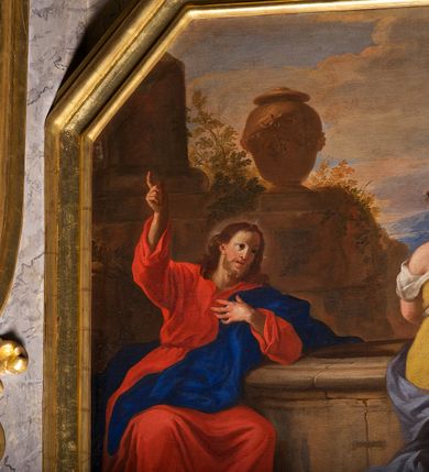 Zdjęcie nr 8: Obraz w ośmiobocznej, profilowanej, złoconej ramie. Na tle górzystego pejzażu z widocznymi w oddali, po prawej stronie zabudowaniami miejskimi oraz wzniesieniem z ustawionym na nim wazonem po lewej stronie przedstawiona scena spotkania Chrystusa z Samarytanką przy studni. Po lewej stronie siedzi Chrystus, zwrócony w trzech czwartych w lewo, prawą uniesioną powyżej głowy ręką wskazuje na niebo, lewą wspartą o studnię przyciska do piersi. Twarz pociągła z prostym nosem, półprzymkniętymi oczami okolona ciemnobrązowym zarostem i długimi, falującymi włosami opadającymi na ramiona. Chrystus ubrany w czerwoną szatę przewiązaną w pasie oraz ciemnoniebieski płaszcz przerzucony z przodu przez kolana i lewe ramię. Po prawej stronie ukazana Samarytanka wchodząca po stopniach studni, przedstawiona od tyłu z głową zwróconą w stronę Chrystusa, prawą rękę opiera na dzbanie stojącym na brzegu studni, lewą unosząca na wysokość piersi. Kobieta ubrana w żółtą suknię, odsłaniającą ramiona, przewiązaną w pasie oraz niebieski płaszcz okrywający biodra. Kolorystyka ciepła, z przewagą brązów i żółcieni, z dominantą w postaci czerwonego płaszcza Chrystusa. Obraz malowany walorowo.