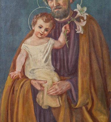 Zdjęcie nr 1: Obraz w kształcie stojącego prostokąta w złotej, profilowanej ramie. Na tle schematycznie malowanych ciemnoniebieskich chmur ukazany św. Józef z Dzieciątkiem Jezus w ramionach. Święty przedstawiony do kolan, frontalnie z głową zwróconą lekko w prawo. Twarz ma owalną, o wyrazistych rysach, okoloną siwym zarostem z wąsami oraz krótkimi, lekko falowanymi włosami. Nos prosty, usta wąskie, oczy ciemnobrązowe. Święty Józef jest ubrany w fioletową tunikę przewiązaną w pasie oraz złoty płaszcz zarzucony na ramiona i plecy. Dzieciątko siedzi wyprostowane, jest zwrócone w trzech czwartych w lewo, prawą dłonią wspiera się na przedramieniu świętego, w lewej, wyciągniętej ponad głowę trzyma białą lilię. Twarz ma okrągłą, o pełnych policzkach, z małym, szerokim nosem, wąskimi ustami i jasnoniebieskimi oczami, okoloną krótkimi, jasnobrązowymi włosami, układającymi się w pukle. Dzieciątko jest ubrane w białą tunikę. Kolorystyka obrazu jasna, w prawym dolnym rogu sygnatura artystki: „J. Rymar[...]”.