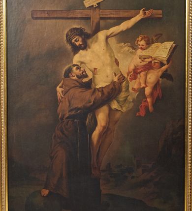 Zdjęcie nr 1: Obraz w kształcie stojącego prostokąta, przedstawiający św. Franciszka pod krzyżem. W centrum obrazu ukazany ukrzyżowany Chrystus, pochylający się na prawo i obejmujący świętego prawą ręką. Jego pociągłą twarz okala broda i wąsy, włosy swobodnie opadają na plecy. Na głowie ma koronę cierniową. Biodra przepasuje mu białe perizonium. Święty Franciszek ukazany w skręcie, zwracający się w stronę krzyża i obejmujący Chrystusa obiema rękami. Prawa noga świętego jest wsparta na kuli. Ma pociągłą twarz okoloną brodą i wąsami, na głowie tonsurę. Święty jest ubrany w brązowy habit franciszkański przewiązany sznurem, stopy ma bose. Po prawej stronie kompozycji unoszą się dwa aniołki podtrzymujące otwartą księgę i przepasane czerwoną szarfą. Na kartach Ewangelii napis: „QVI NON / RENVNTIAT / OMNIBVS / QVE POSSI/DENT / NON POTEST / MEVS / ESSE DICI/PVLVS / LVC XIIII”. Krzyż jest osadzony na skalistym podłożu, w tle górzysty pejzaż i zabudowania miasta. Niebo ciemne, zachmurzone, kompozycja utrzymana w brązach. 