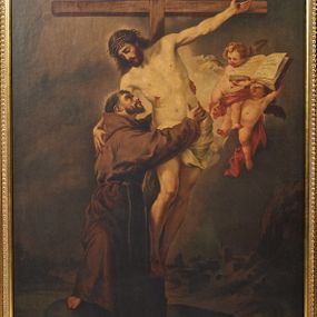 Zdjęcie nr 1: Obraz w kształcie stojącego prostokąta, przedstawiający św. Franciszka pod krzyżem. W centrum obrazu ukazany ukrzyżowany Chrystus, pochylający się na prawo i obejmujący świętego prawą ręką. Jego pociągłą twarz okala broda i wąsy, włosy swobodnie opadają na plecy. Na głowie ma koronę cierniową. Biodra przepasuje mu białe perizonium. Święty Franciszek ukazany w skręcie, zwracający się w stronę krzyża i obejmujący Chrystusa obiema rękami. Prawa noga świętego jest wsparta na kuli. Ma pociągłą twarz okoloną brodą i wąsami, na głowie tonsurę. Święty jest ubrany w brązowy habit franciszkański przewiązany sznurem, stopy ma bose. Po prawej stronie kompozycji unoszą się dwa aniołki podtrzymujące otwartą księgę i przepasane czerwoną szarfą. Na kartach Ewangelii napis: „QVI NON / RENVNTIAT / OMNIBVS / QVE POSSI/DENT / NON POTEST / MEVS / ESSE DICI/PVLVS / LVC XIIII”. Krzyż jest osadzony na skalistym podłożu, w tle górzysty pejzaż i zabudowania miasta. Niebo ciemne, zachmurzone, kompozycja utrzymana w brązach. 