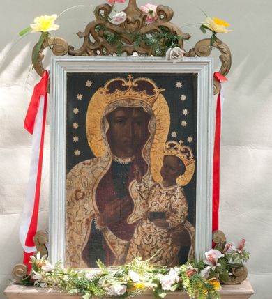 Zdjęcie nr 3: Pole obrazowe w kształcie stojącego prostokąta. Rama profilowana, ujęta w narożach wolutami z liśćmi akantu, zwieńczona monogramem maryjnym z krzyżem na podstawie z  wici akantowej. Obraz z wizerunkiem Jana Nepomucena, który z krzyżem w ręce pochyla się nad otwartą księgą i czaszką, leżącymi na stole, nakrytym niebieską tkaniną. Jest ubrany w białą komżę i ciemnobrązową almucję, zawiązaną pod szyją niebieską taśmą. Kolorystyka ciemna, gama barwna oparta na brązach. Na odwrocie Obraz Matki Boskiej w typie Matki Boskiej Częstochowskiej utrzymany w ciemnej kolorystyce. Maria została ukazana w półpostaci, z Dzieciątkiem na lewym ramieniu, wskazując na nie drugą ręką. Patrzy na widza, ma duże, ciemne oczy, wąski nos i niewielkie usta. Jest ubrana z ciemną suknię w z wąskimi rękawami, na to szerszą, czerwoną, a po wierzchu ma jasnobeżowy maforion dekorowany schematycznym ornamentem roślinnym. Dzieciątko prawą rękę unosi w geście błogosławieństwa, w lewej trzyma zamkniętą książeczkę. Ma owalną twarz z wysokim czołem, ciemne oczy, niewielki nos i usta. Jest ubrane w długą, jasną, dekorowaną drobnym ornamentem sukienkę. Obie postacie mają na głowach zamknięte korony, a wokół złocone nimby i 12 gwiazdek. 
Feretron dwustronny, z podstawą prostopadłościenną, z otworami na drążki.
Rama i podstawa malowane na biało, ornamenty złocone. 
