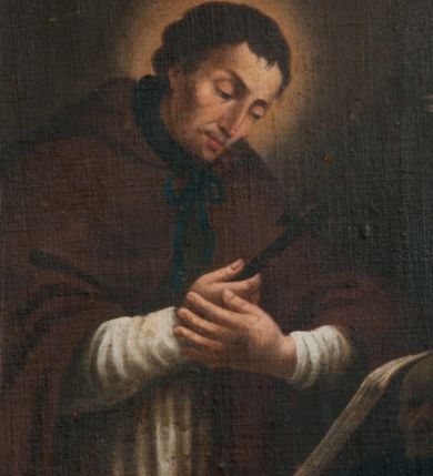 Zdjęcie nr 1: Pole obrazowe w kształcie stojącego prostokąta. Rama profilowana, ujęta w narożach wolutami z liśćmi akantu, zwieńczona monogramem maryjnym z krzyżem na podstawie z  wici akantowej. Obraz z wizerunkiem Jana Nepomucena, który z krzyżem w ręce pochyla się nad otwartą księgą i czaszką, leżącymi na stole, nakrytym niebieską tkaniną. Jest ubrany w białą komżę i ciemnobrązową almucję, zawiązaną pod szyją niebieską taśmą. Kolorystyka ciemna, gama barwna oparta na brązach. Na odwrocie Obraz Matki Boskiej w typie Matki Boskiej Częstochowskiej utrzymany w ciemnej kolorystyce. Maria została ukazana w półpostaci, z Dzieciątkiem na lewym ramieniu, wskazując na nie drugą ręką. Patrzy na widza, ma duże, ciemne oczy, wąski nos i niewielkie usta. Jest ubrana z ciemną suknię w z wąskimi rękawami, na to szerszą, czerwoną, a po wierzchu ma jasnobeżowy maforion dekorowany schematycznym ornamentem roślinnym. Dzieciątko prawą rękę unosi w geście błogosławieństwa, w lewej trzyma zamkniętą książeczkę. Ma owalną twarz z wysokim czołem, ciemne oczy, niewielki nos i usta. Jest ubrane w długą, jasną, dekorowaną drobnym ornamentem sukienkę. Obie postacie mają na głowach zamknięte korony, a wokół złocone nimby i 12 gwiazdek. 
Feretron dwustronny, z podstawą prostopadłościenną, z otworami na drążki.
Rama i podstawa malowane na biało, ornamenty złocone. 
