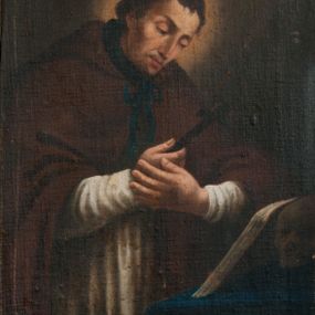 Zdjęcie nr 1: Pole obrazowe w kształcie stojącego prostokąta. Rama profilowana, ujęta w narożach wolutami z liśćmi akantu, zwieńczona monogramem maryjnym z krzyżem na podstawie z  wici akantowej. Obraz z wizerunkiem Jana Nepomucena, który z krzyżem w ręce pochyla się nad otwartą księgą i czaszką, leżącymi na stole, nakrytym niebieską tkaniną. Jest ubrany w białą komżę i ciemnobrązową almucję, zawiązaną pod szyją niebieską taśmą. Kolorystyka ciemna, gama barwna oparta na brązach. Na odwrocie Obraz Matki Boskiej w typie Matki Boskiej Częstochowskiej utrzymany w ciemnej kolorystyce. Maria została ukazana w półpostaci, z Dzieciątkiem na lewym ramieniu, wskazując na nie drugą ręką. Patrzy na widza, ma duże, ciemne oczy, wąski nos i niewielkie usta. Jest ubrana z ciemną suknię w z wąskimi rękawami, na to szerszą, czerwoną, a po wierzchu ma jasnobeżowy maforion dekorowany schematycznym ornamentem roślinnym. Dzieciątko prawą rękę unosi w geście błogosławieństwa, w lewej trzyma zamkniętą książeczkę. Ma owalną twarz z wysokim czołem, ciemne oczy, niewielki nos i usta. Jest ubrane w długą, jasną, dekorowaną drobnym ornamentem sukienkę. Obie postacie mają na głowach zamknięte korony, a wokół złocone nimby i 12 gwiazdek. 
Feretron dwustronny, z podstawą prostopadłościenną, z otworami na drążki.
Rama i podstawa malowane na biało, ornamenty złocone. 
