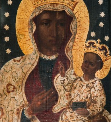 Zdjęcie nr 4: Pole obrazowe w kształcie stojącego prostokąta. Rama profilowana, ujęta w narożach wolutami z liśćmi akantu, zwieńczona monogramem maryjnym z krzyżem na podstawie z  wici akantowej. Obraz z wizerunkiem Jana Nepomucena, który z krzyżem w ręce pochyla się nad otwartą księgą i czaszką, leżącymi na stole, nakrytym niebieską tkaniną. Jest ubrany w białą komżę i ciemnobrązową almucję, zawiązaną pod szyją niebieską taśmą. Kolorystyka ciemna, gama barwna oparta na brązach. Na odwrocie Obraz Matki Boskiej w typie Matki Boskiej Częstochowskiej utrzymany w ciemnej kolorystyce. Maria została ukazana w półpostaci, z Dzieciątkiem na lewym ramieniu, wskazując na nie drugą ręką. Patrzy na widza, ma duże, ciemne oczy, wąski nos i niewielkie usta. Jest ubrana z ciemną suknię w z wąskimi rękawami, na to szerszą, czerwoną, a po wierzchu ma jasnobeżowy maforion dekorowany schematycznym ornamentem roślinnym. Dzieciątko prawą rękę unosi w geście błogosławieństwa, w lewej trzyma zamkniętą książeczkę. Ma owalną twarz z wysokim czołem, ciemne oczy, niewielki nos i usta. Jest ubrane w długą, jasną, dekorowaną drobnym ornamentem sukienkę. Obie postacie mają na głowach zamknięte korony, a wokół złocone nimby i 12 gwiazdek. 
Feretron dwustronny, z podstawą prostopadłościenną, z otworami na drążki.
Rama i podstawa malowane na biało, ornamenty złocone. 
