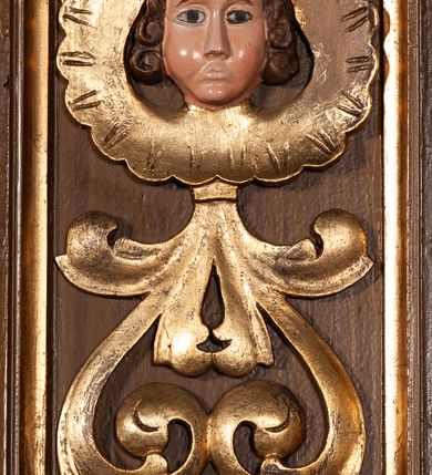 Zdjęcie nr 7: Ołtarz przyścienny, architektoniczny, jednokondygnacyjny ze zwieńczeniem, jednoosiowy. Mensa zdemontowana, pozostała część wsparta na korycnkich kolumnach. Retabulum flankowane kolumnami, na wysokich cokołach; trzony kolumn marmoryzowane, z nalożoną u dołu złoconą aplikacją z motywem kwiatowym. Na licach cokołów prostokątne płyciny wypełnione uskrzydlonymi główkami aniołków oraz motywem roślinnym. Kolumny podtrzymują przełamane, niepełne belkowanie. W polu ołtarza arkadowa nisza zakończona złoconą konchą; ujęta smukłymi, złoconymi kolumienkami kompozywowymi dźwigajacymi archiwoltę wypełnioną kimationem jońskim. Wewnątrz pełnoplastyczna, polichromowana figura św. Józefa. Nad niszą owalny kartusz z napisem „Święty Józefie / Módl się / za nami”. Belkowanie u góry dekorowane kimationem, powyżej przerwany przyczółek w formie wolut skierowanych do wewnątrz osi ołtarza. Zwieńczenie flankowane kolumnami oraz uszami w formie spływu wolutowego dekorowanego kampanulami i akantem, od góry zamknięte dwiema wolutami, zwieńczone krzyżem. W polu obraz św. Stanisława Kostki. Struktura malowana w kolorze jasnego brązu, kolumny marmoryzowane, ornamentyka i profilowania złocone.