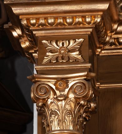 Zdjęcie nr 4: Ołtarz przyścienny, architektoniczny, jednokondygnacyjny ze zwieńczeniem, jednoosiowy. Mensa zdemontowana, pozostała część wsparta na korycnkich kolumnach. Retabulum flankowane kolumnami, na wysokich cokołach; trzony kolumn marmoryzowane, z nalożoną u dołu złoconą aplikacją z motywem kwiatowym. Na licach cokołów prostokątne płyciny wypełnione uskrzydlonymi główkami aniołków oraz motywem roślinnym. Kolumny podtrzymują przełamane, niepełne belkowanie. W polu ołtarza arkadowa nisza zakończona złoconą konchą; ujęta smukłymi, złoconymi kolumienkami kompozywowymi dźwigajacymi archiwoltę wypełnioną kimationem jońskim. Wewnątrz pełnoplastyczna, polichromowana figura św. Józefa. Nad niszą owalny kartusz z napisem „Święty Józefie / Módl się / za nami”. Belkowanie u góry dekorowane kimationem, powyżej przerwany przyczółek w formie wolut skierowanych do wewnątrz osi ołtarza. Zwieńczenie flankowane kolumnami oraz uszami w formie spływu wolutowego dekorowanego kampanulami i akantem, od góry zamknięte dwiema wolutami, zwieńczone krzyżem. W polu obraz św. Stanisława Kostki. Struktura malowana w kolorze jasnego brązu, kolumny marmoryzowane, ornamentyka i profilowania złocone.