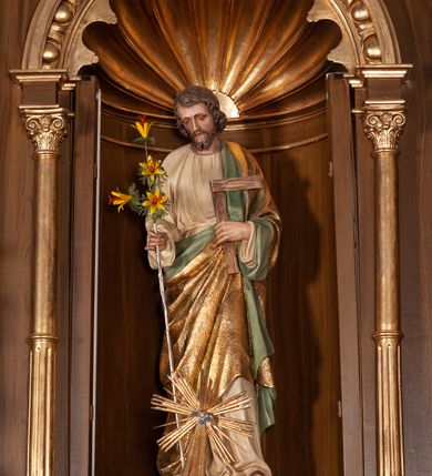 Zdjęcie nr 2: Ołtarz przyścienny, architektoniczny, jednokondygnacyjny ze zwieńczeniem, jednoosiowy. Mensa zdemontowana, pozostała część wsparta na korycnkich kolumnach. Retabulum flankowane kolumnami, na wysokich cokołach; trzony kolumn marmoryzowane, z nalożoną u dołu złoconą aplikacją z motywem kwiatowym. Na licach cokołów prostokątne płyciny wypełnione uskrzydlonymi główkami aniołków oraz motywem roślinnym. Kolumny podtrzymują przełamane, niepełne belkowanie. W polu ołtarza arkadowa nisza zakończona złoconą konchą; ujęta smukłymi, złoconymi kolumienkami kompozywowymi dźwigajacymi archiwoltę wypełnioną kimationem jońskim. Wewnątrz pełnoplastyczna, polichromowana figura św. Józefa. Nad niszą owalny kartusz z napisem „Święty Józefie / Módl się / za nami”. Belkowanie u góry dekorowane kimationem, powyżej przerwany przyczółek w formie wolut skierowanych do wewnątrz osi ołtarza. Zwieńczenie flankowane kolumnami oraz uszami w formie spływu wolutowego dekorowanego kampanulami i akantem, od góry zamknięte dwiema wolutami, zwieńczone krzyżem. W polu obraz św. Stanisława Kostki. Struktura malowana w kolorze jasnego brązu, kolumny marmoryzowane, ornamentyka i profilowania złocone.