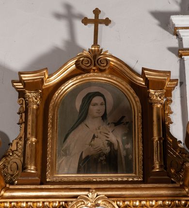 Zdjęcie nr 4: Ołtarz przyścienny, architektoniczny, jednokondygnacyjny ze zwieńczeniem, jednoosiowy, z mensą w kształcie prostopadłościanu, z poprzedzającymi ją dwoma stopniami, flankowaną korynckimi kolumienkami. Antepedium drewniane, dekorowane medalionem z wpisanym trójliściem oraz złoconym ornamentem. Retabulum ustawione na cokole, flankowane kolumnami; trzony kolumn marmoryzowane, z nałożoną u dołu złoconą aplikacją z motywem kwiatowym. Na licach cokołów prostokątne płyciny wypełnione uskrzydlonymi główkami aniołków oraz motywem roślinnym. Kolumny podtrzymują przełamane, niepełne belkowanie. W polu ołtarza arkadowa nisza zakończona złoconą konchą; ujęta smukłymi, złoconymi kolumienkami kompozywowymi dźwigajacymi archiwoltę wypełnioną kimationem jońskim. Wewnątrz pełnoplastyczna, polichromowana figura Najświętszego Serca Pana Jezusa. Nad niszą owalny kartusz z napisem „Najświętsze / Serce Jezusa / Zmiłuj się nad / nami”. Belkowanie z gzymsem dekorowanym motywem wolich oczu, powyżej przerwany przyczółek w formie wolut skierowanych do wewnątrz osi ołtarza. Zwieńczenie ujęte kolumnami jońskimi oraz uszami w formie spływu wolutowego dekorowanego kampanulami i akantem. Od góry zamknięte dwiema wolutami i zwieńczone krzyżem. W polu obraz św. Teresy z Lisieux. Struktura malowana w kolorze jasnego brązu, kolumny marmoryzowane, ornamentyka i profilowania złocone.