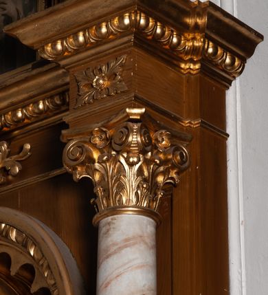 Zdjęcie nr 3: Ołtarz przyścienny, architektoniczny, jednokondygnacyjny ze zwieńczeniem, jednoosiowy, z mensą w kształcie prostopadłościanu, z poprzedzającymi ją dwoma stopniami, flankowaną korynckimi kolumienkami. Antepedium drewniane, dekorowane medalionem z wpisanym trójliściem oraz złoconym ornamentem. Retabulum ustawione na cokole, flankowane kolumnami; trzony kolumn marmoryzowane, z nałożoną u dołu złoconą aplikacją z motywem kwiatowym. Na licach cokołów prostokątne płyciny wypełnione uskrzydlonymi główkami aniołków oraz motywem roślinnym. Kolumny podtrzymują przełamane, niepełne belkowanie. W polu ołtarza arkadowa nisza zakończona złoconą konchą; ujęta smukłymi, złoconymi kolumienkami kompozywowymi dźwigajacymi archiwoltę wypełnioną kimationem jońskim. Wewnątrz pełnoplastyczna, polichromowana figura Najświętszego Serca Pana Jezusa. Nad niszą owalny kartusz z napisem „Najświętsze / Serce Jezusa / Zmiłuj się nad / nami”. Belkowanie z gzymsem dekorowanym motywem wolich oczu, powyżej przerwany przyczółek w formie wolut skierowanych do wewnątrz osi ołtarza. Zwieńczenie ujęte kolumnami jońskimi oraz uszami w formie spływu wolutowego dekorowanego kampanulami i akantem. Od góry zamknięte dwiema wolutami i zwieńczone krzyżem. W polu obraz św. Teresy z Lisieux. Struktura malowana w kolorze jasnego brązu, kolumny marmoryzowane, ornamentyka i profilowania złocone.